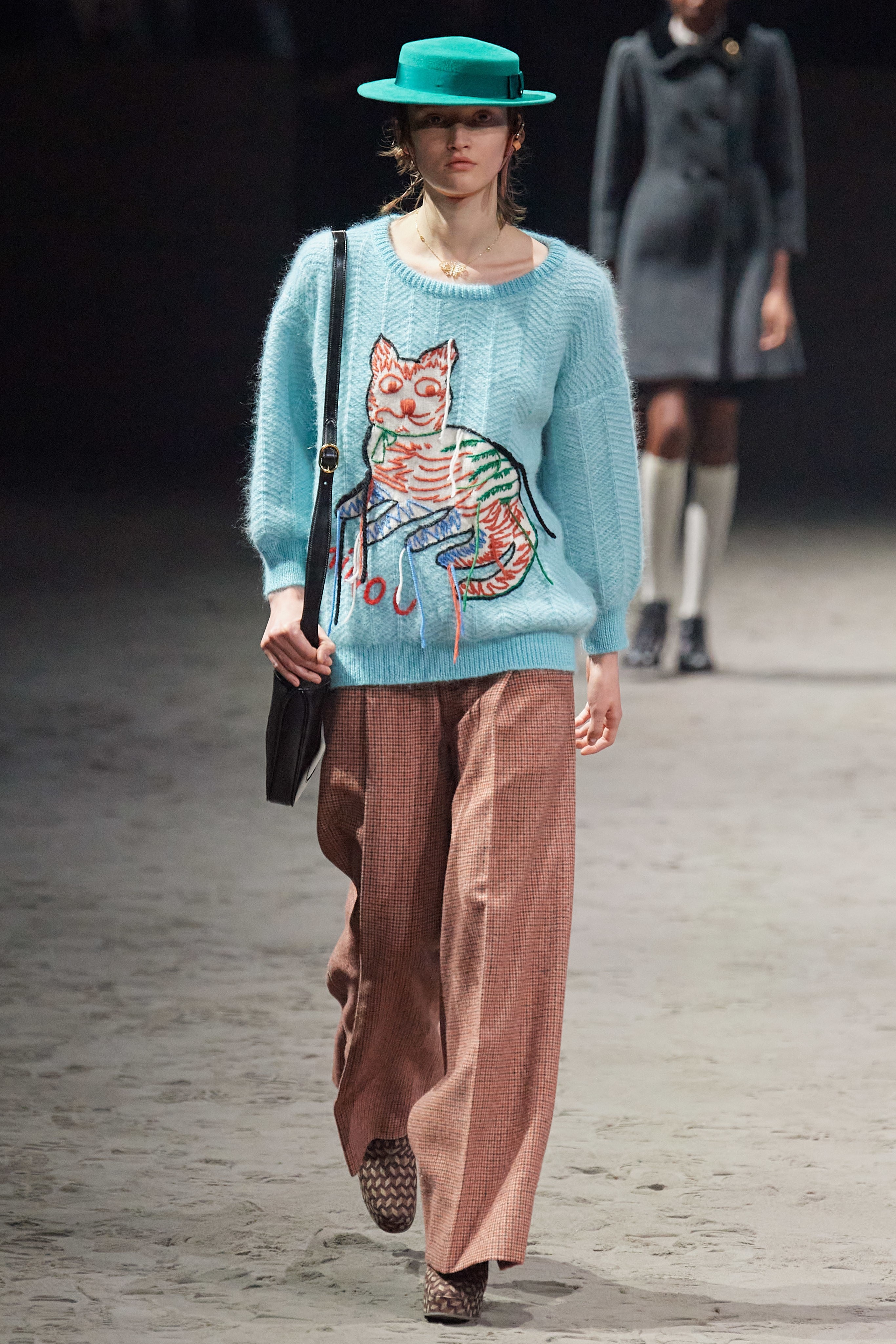 Mau nam dien vay tren san dien anh 7