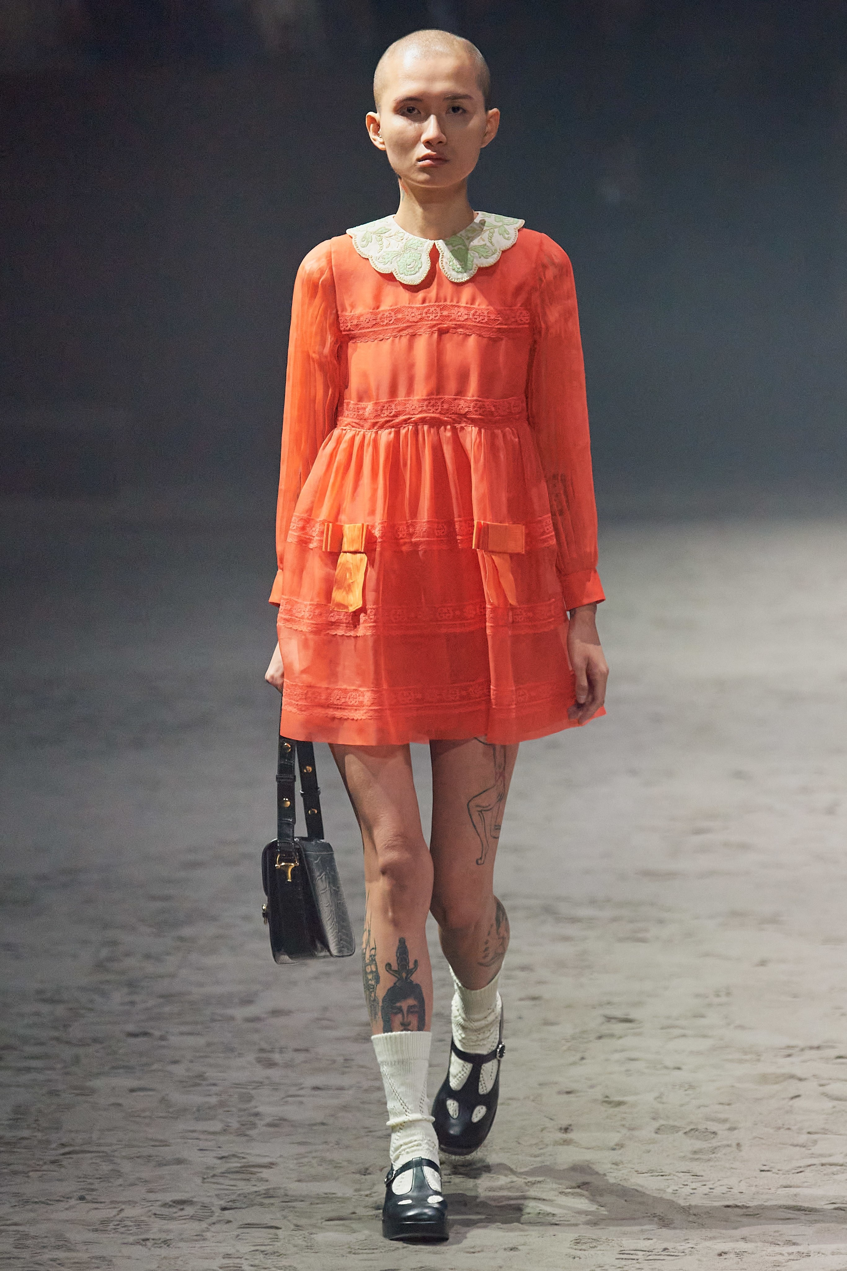 Mau nam dien vay tren san dien anh 5