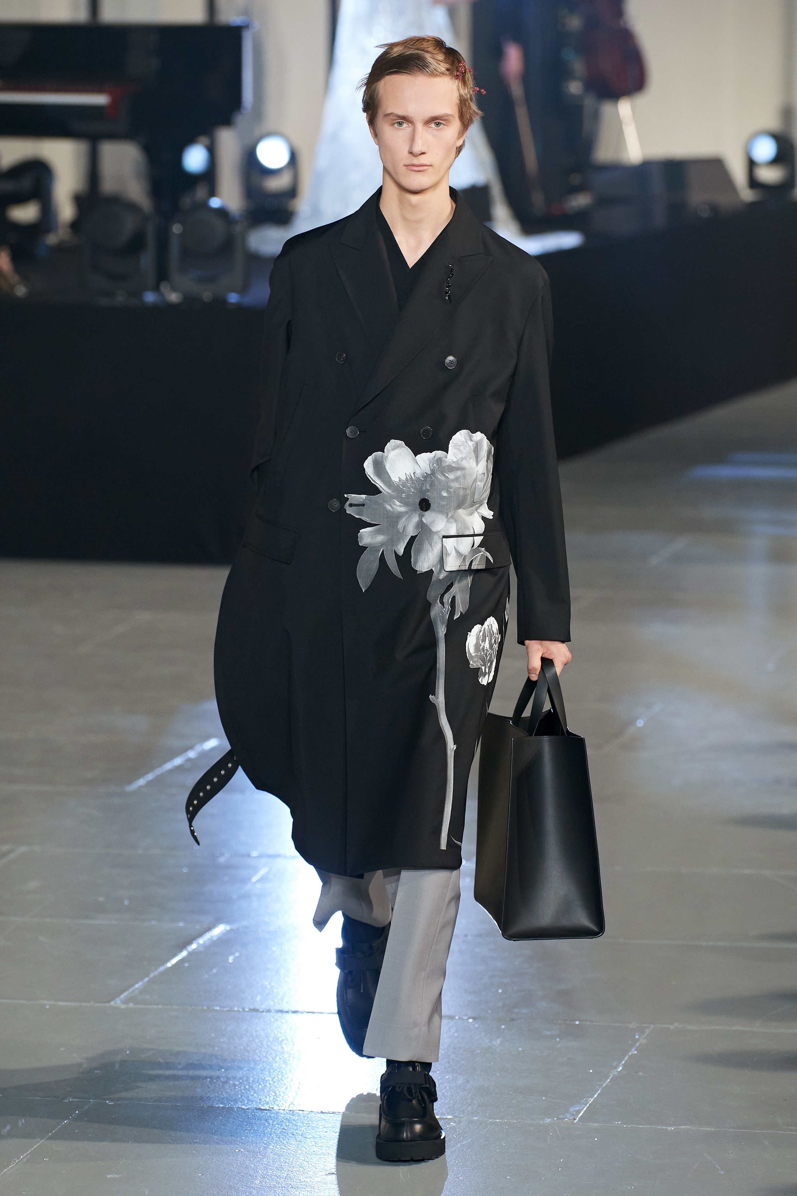 Lan ranh gioi tinh trong show dien Valentino anh 2