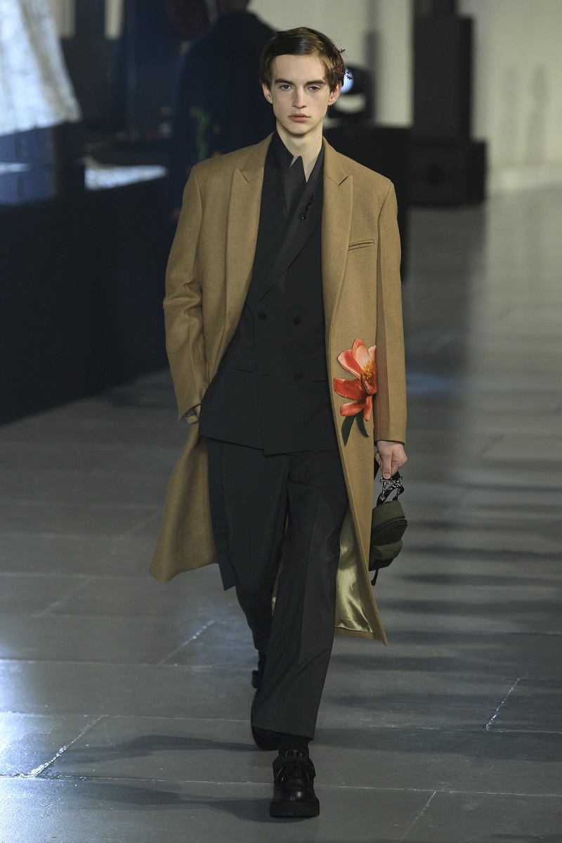 Lan ranh gioi tinh trong show dien Valentino anh 24