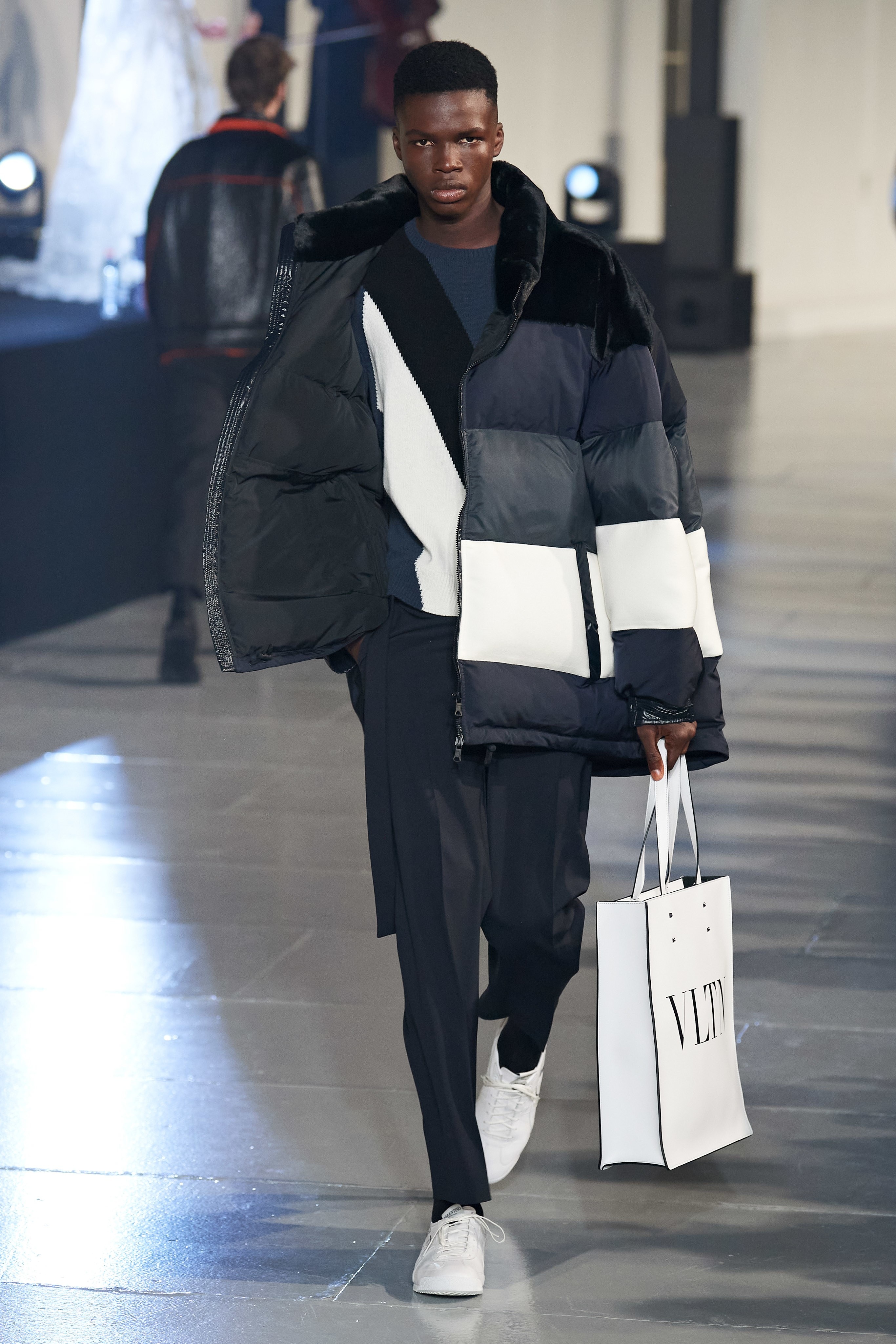 Lan ranh gioi tinh trong show dien Valentino anh 10