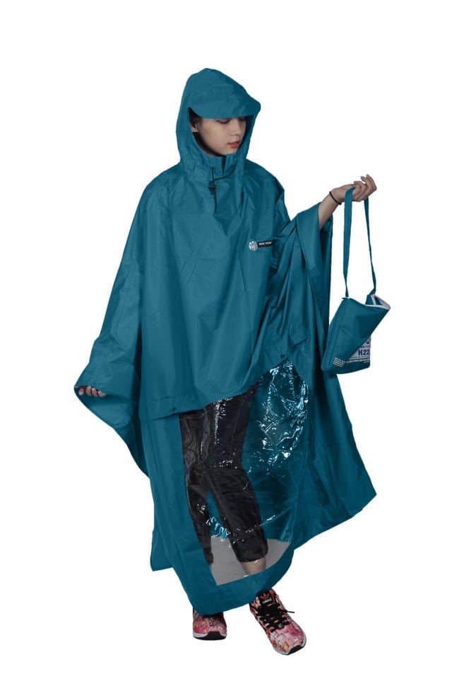 Giới trẻ Hà Nội mặc áo mưa mùng 1 Tết ảnh 1 Gioi tre Ha Noi mac ao mua mung 1 Tet anh 1