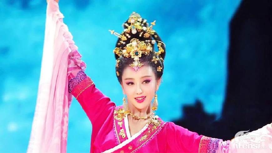 Dong Le A khoe nhan sac trong hinh tuong my nhan co trang hinh anh