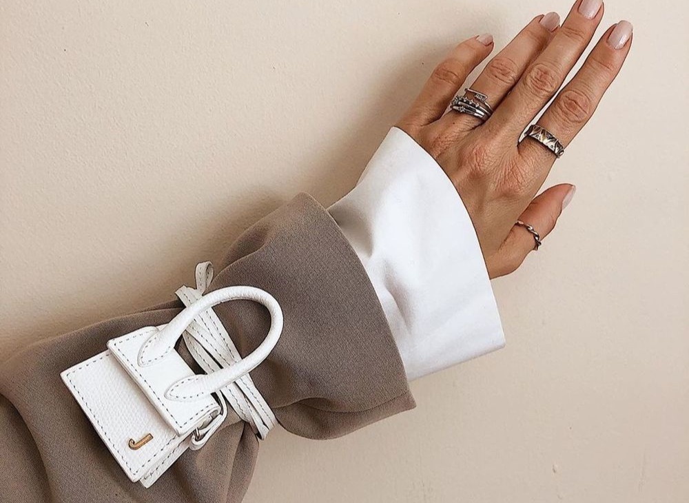 Louis Vuitton va cac nha mot dua nhau ban tui chi dung vua tai nghe hinh anh