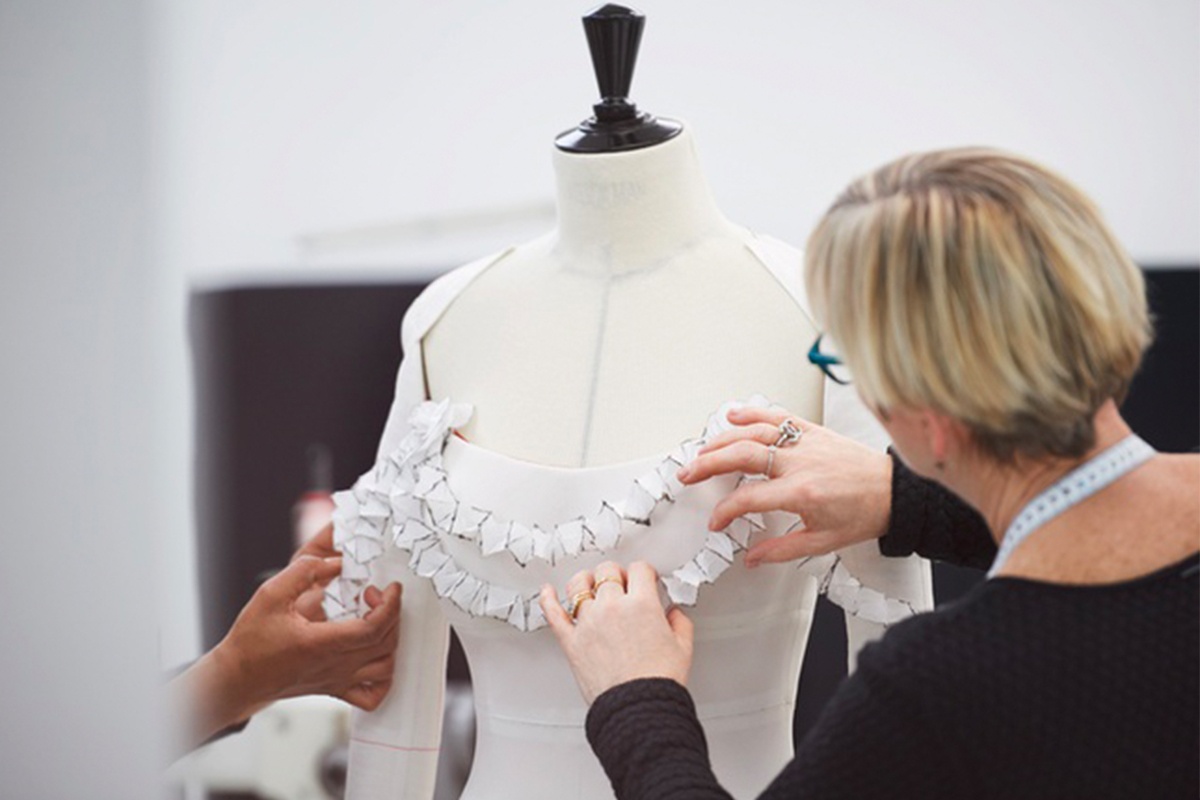 Qua trinh tao ra mau vay cua Margot Robbie tren tham do Oscar hinh anh