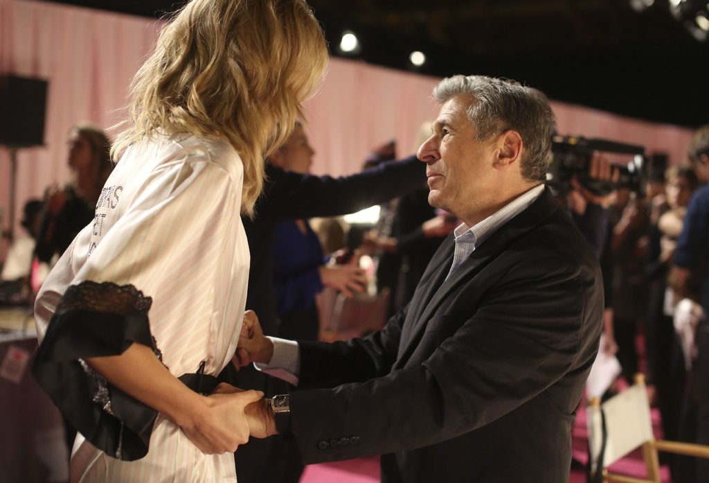 Giam doc Victoria's Secret cuong hon nguoi mau anh 4