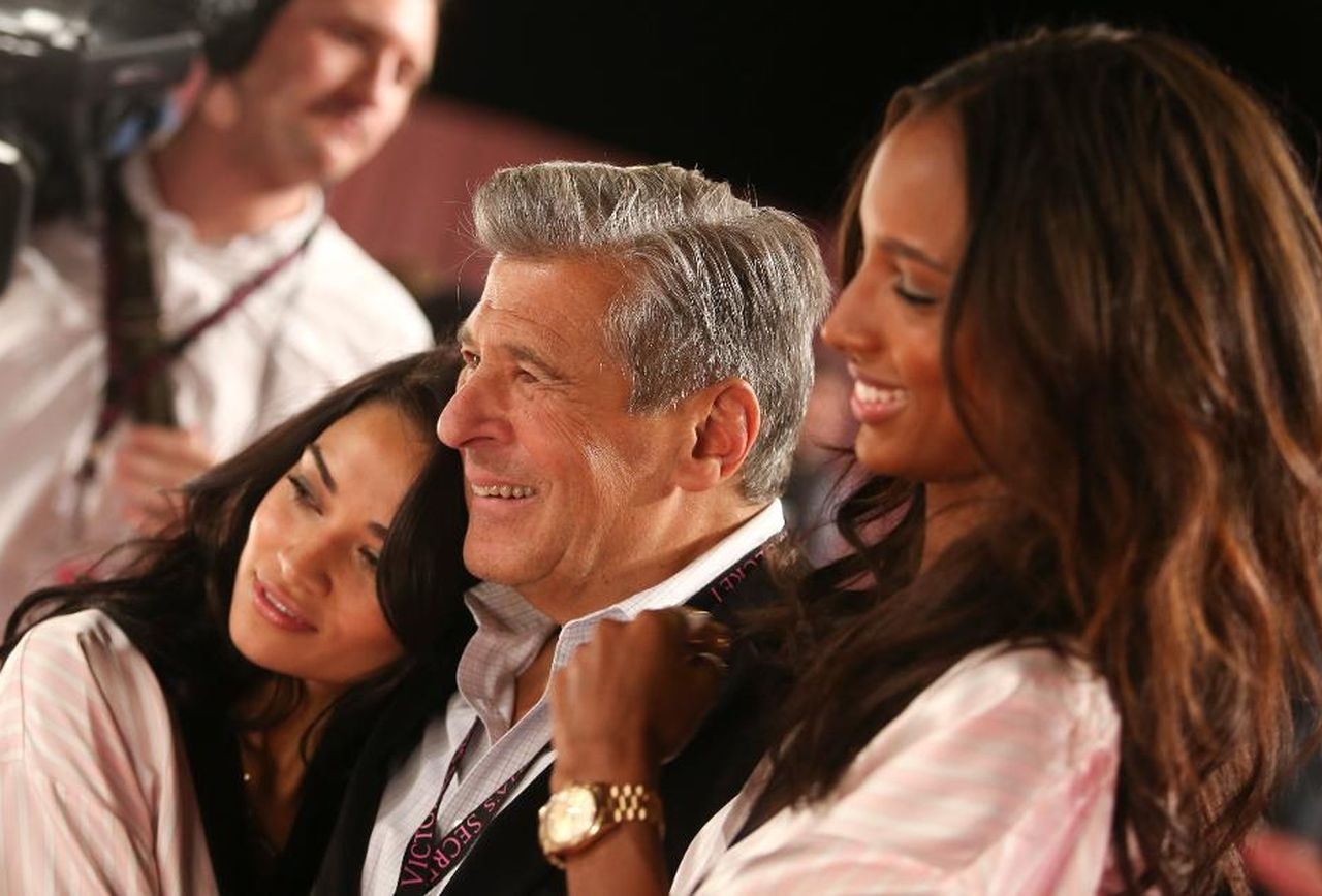 Giam doc Victoria's Secret cuong hon nguoi mau anh 5