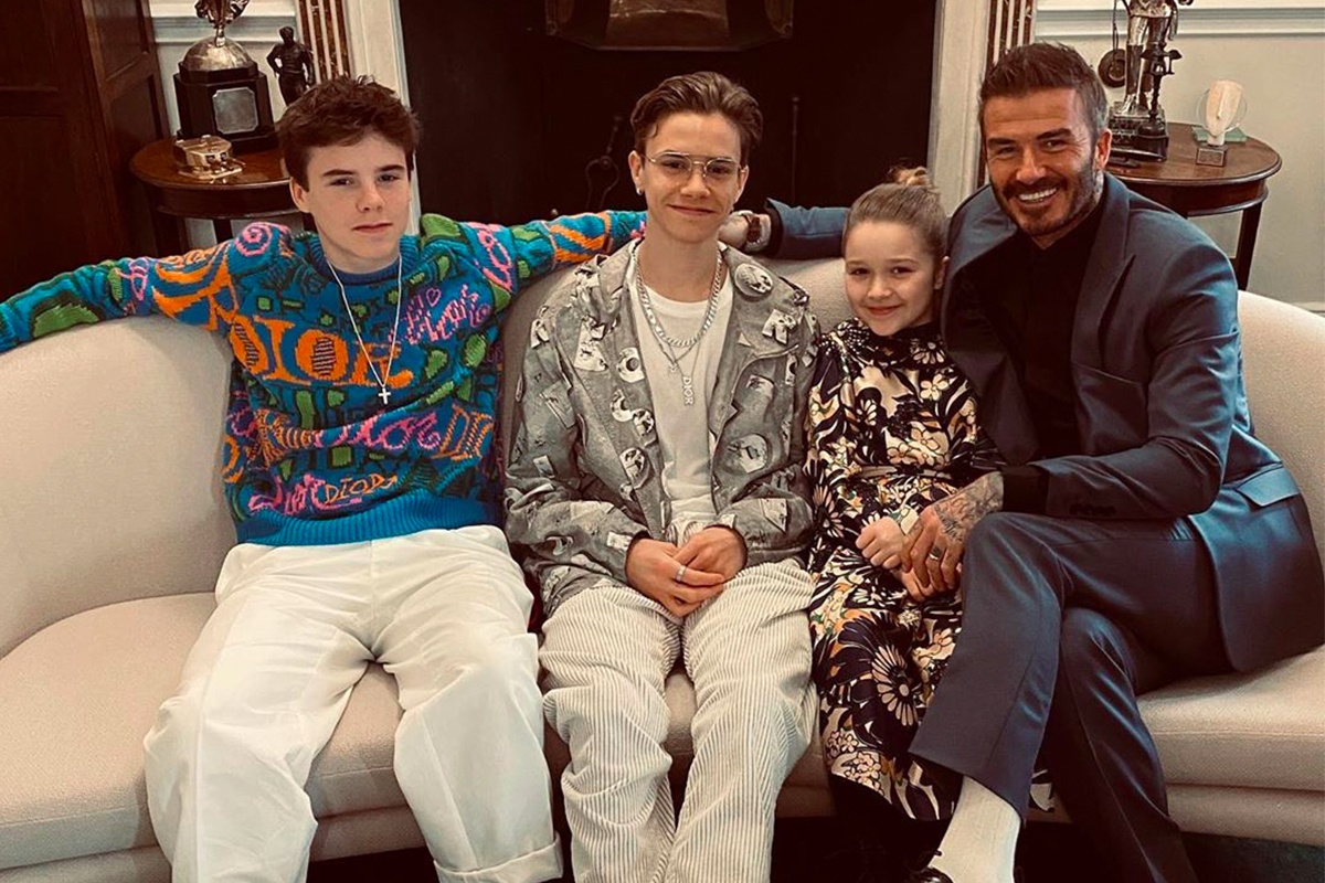 Dan mang phat hien Brooklyn Beckham khong den show dien cua Victoria hinh anh