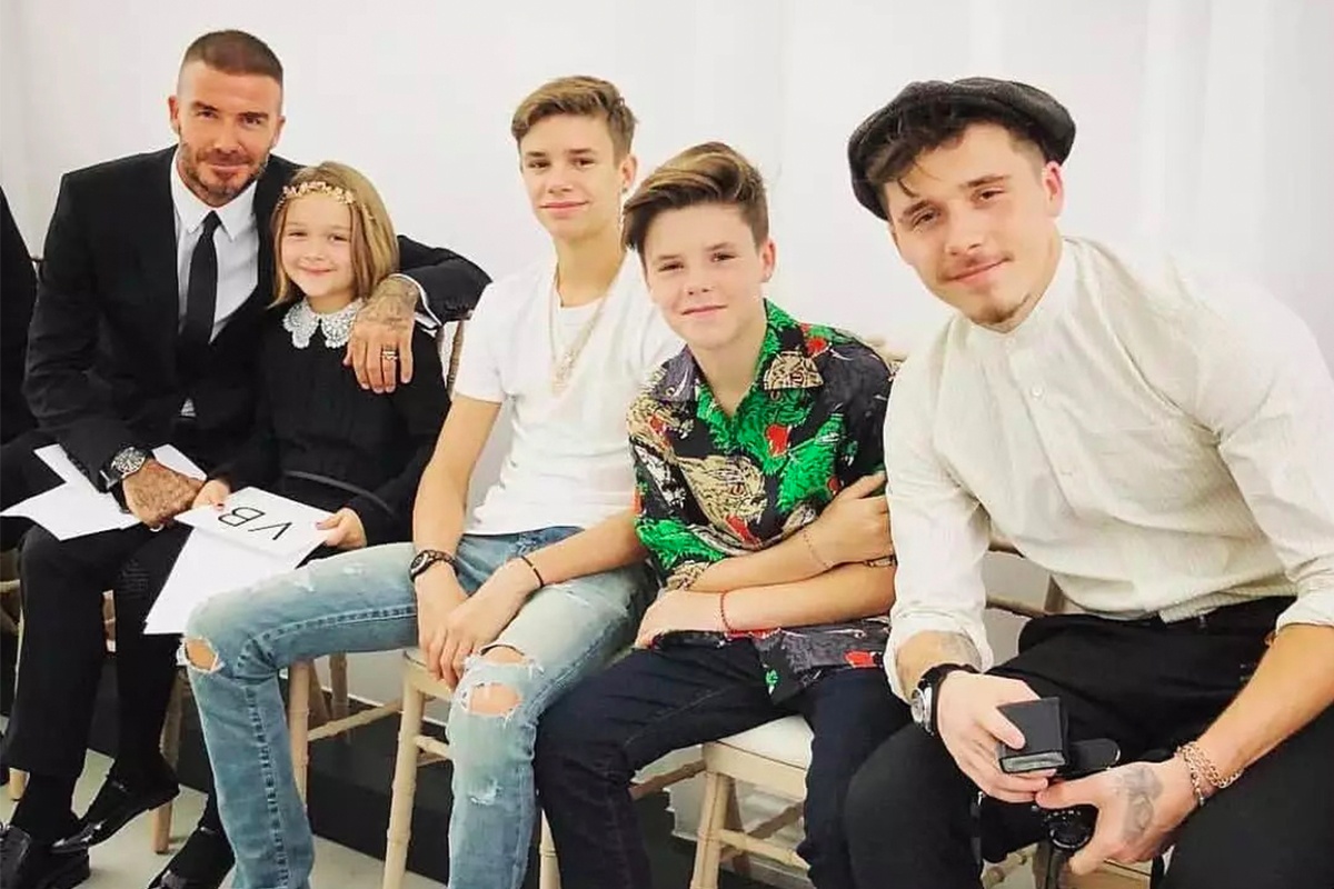 David Beckham va cac con mac gi khi ngoi hang dau show thoi trang? hinh anh