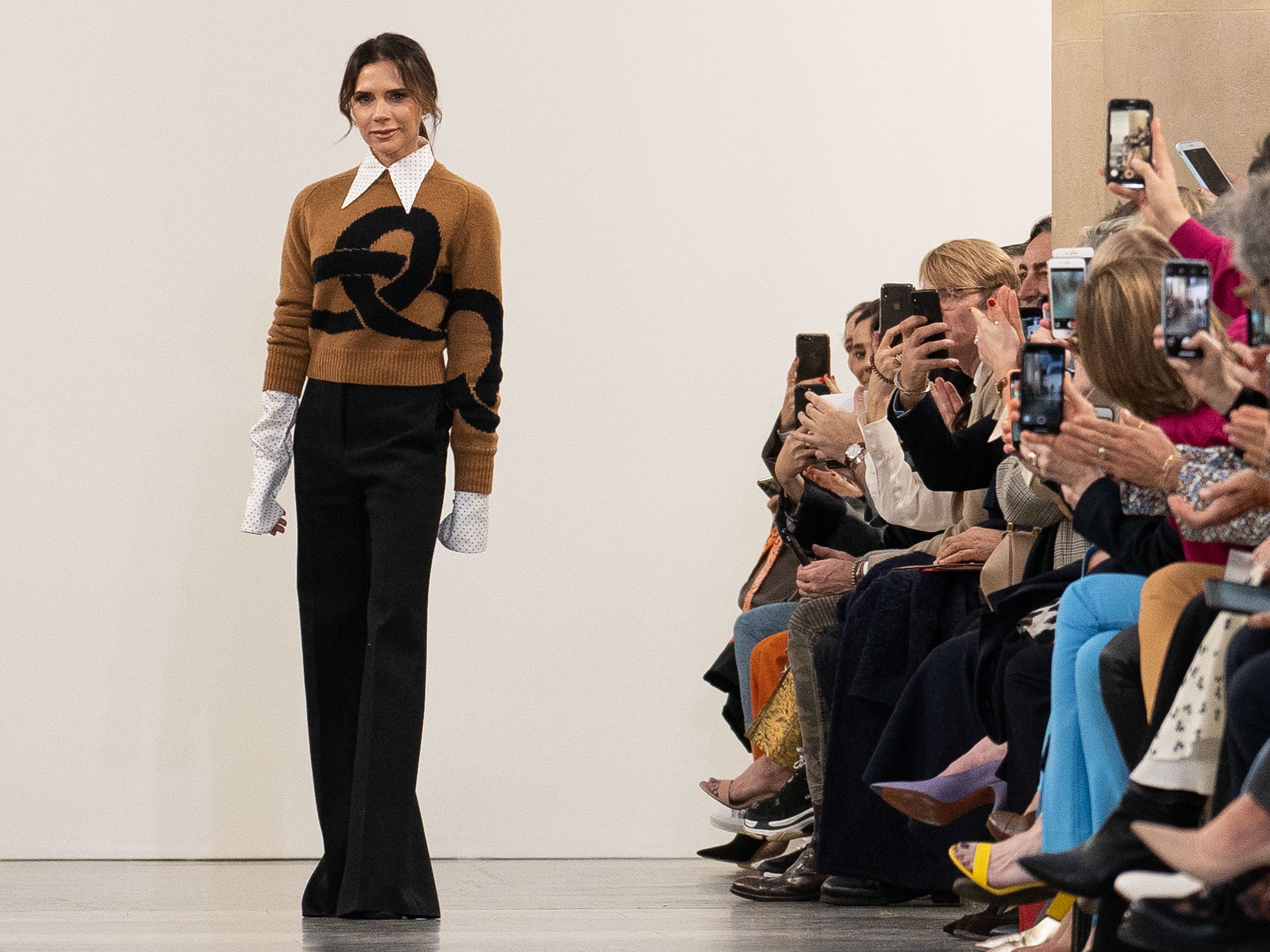 Anna Wintour ngoi hang ghe dau anh 3