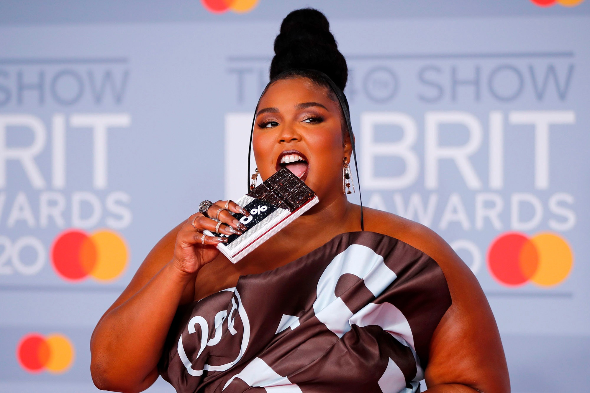 Lizzo an chocolate, Billie Eilish co ca e-kip chinh do tren tham do hinh anh