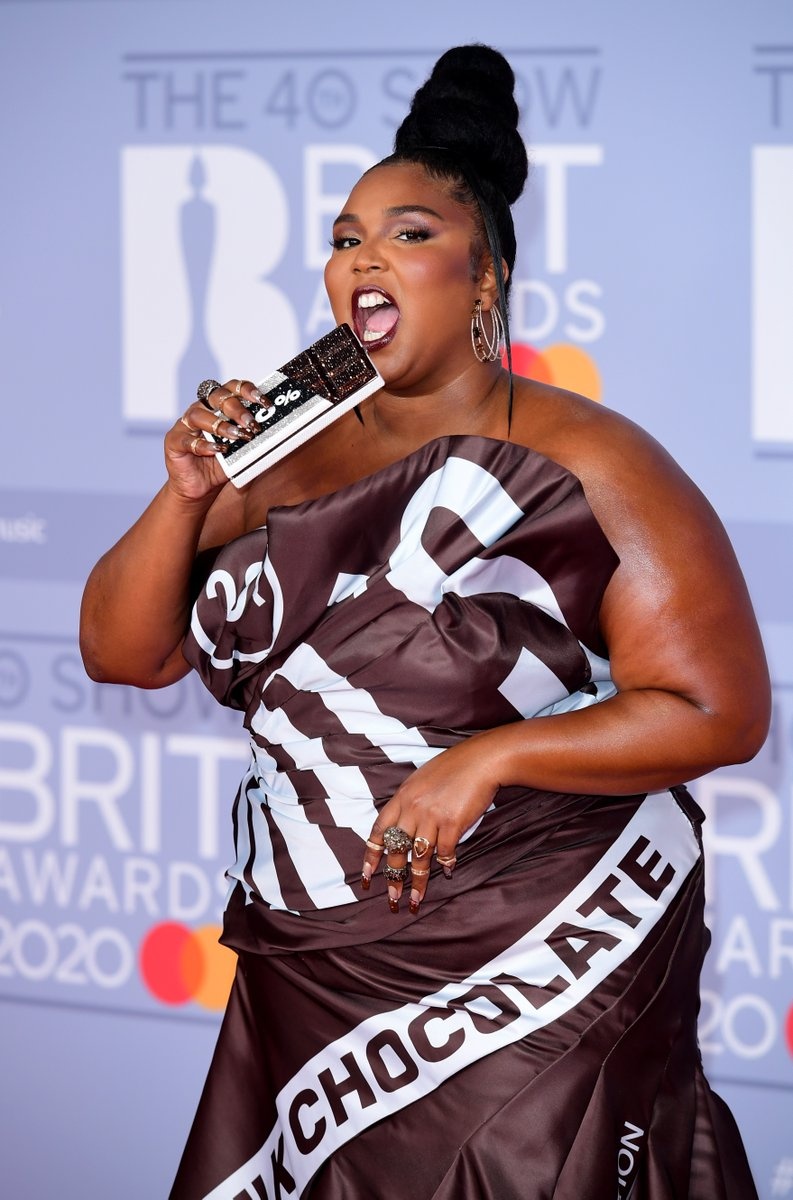 Lizzo "ăn" chocolate trên thảm đỏ ảnh 1 Lizzo "an" chocolate tren tham do anh 1