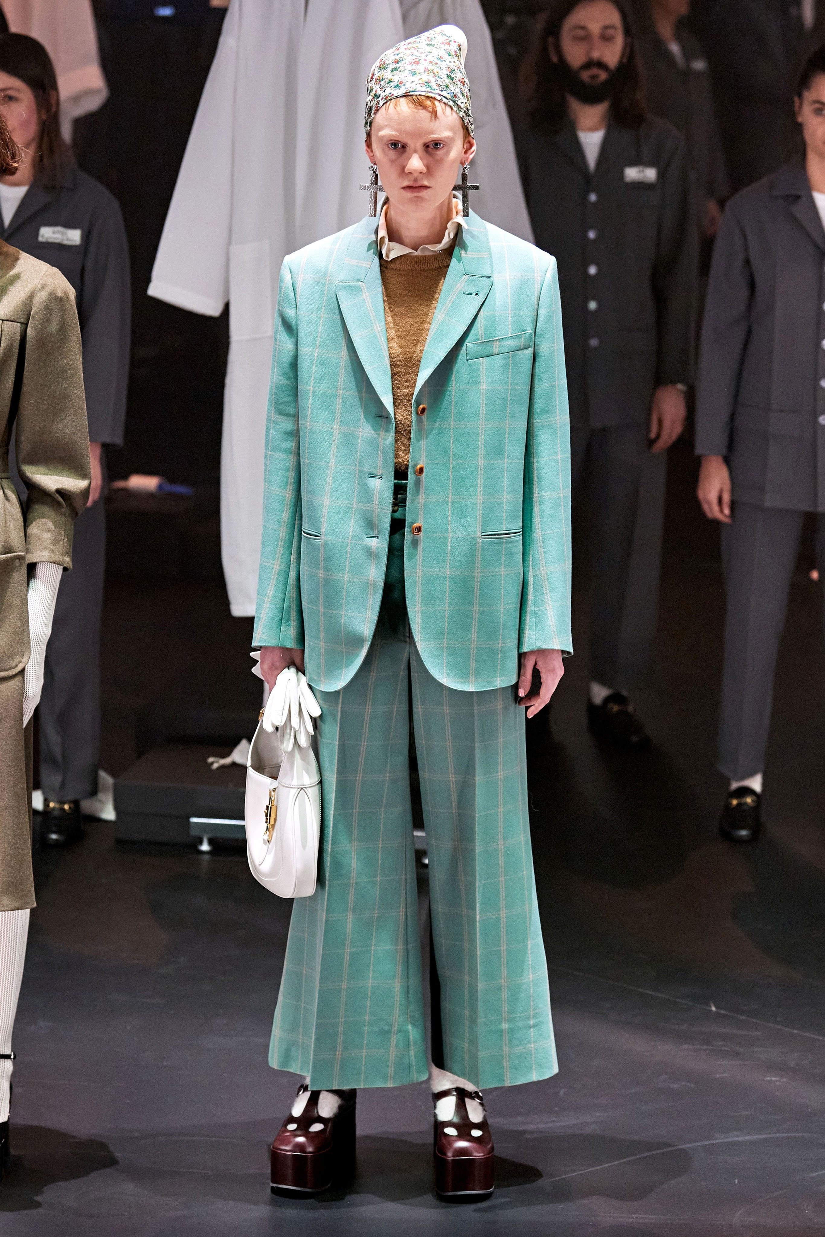 Người mẫu thay đồ lộ thiên trong show Gucci ảnh 15 Nguoi mau thay do lo thien trong show Gucci anh 15