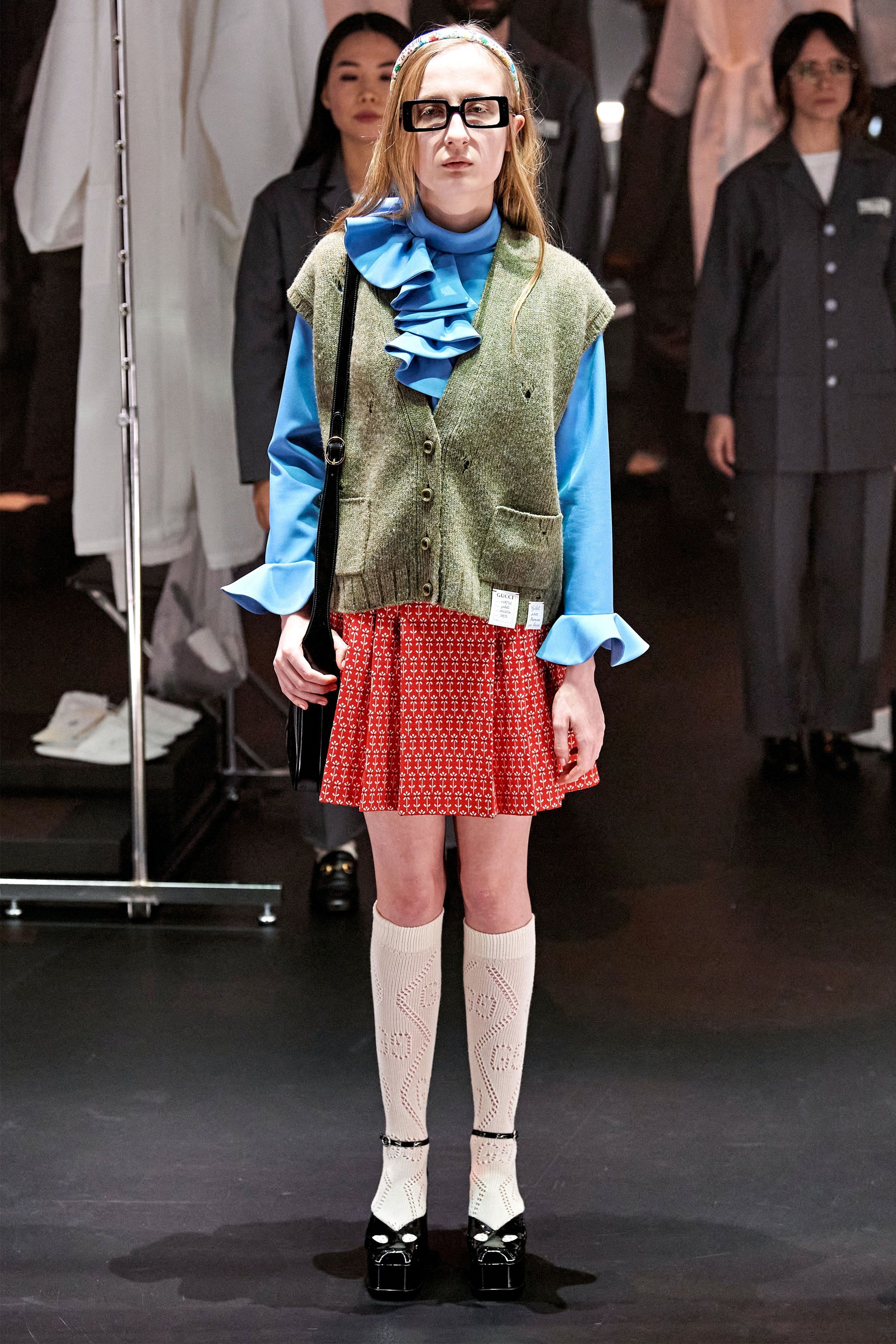 Người mẫu thay đồ lộ thiên trong show Gucci ảnh 7 Nguoi mau thay do lo thien trong show Gucci anh 7