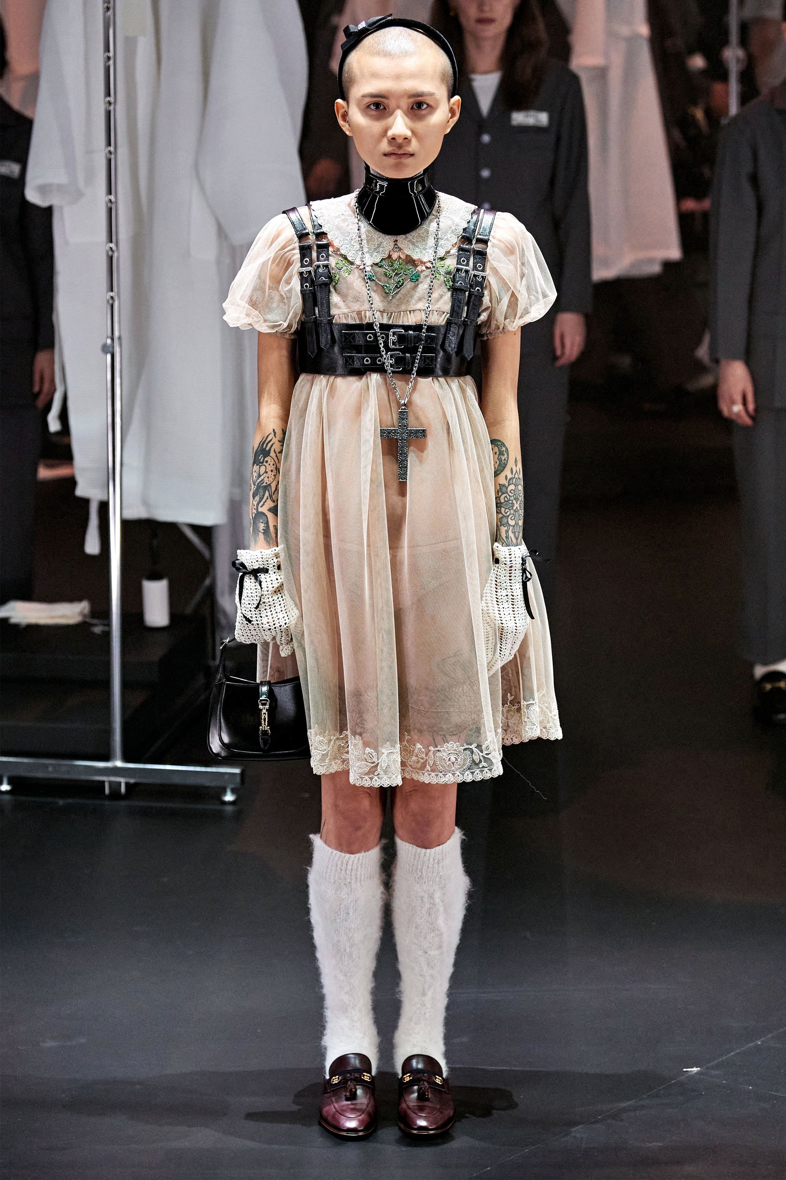 Người mẫu thay đồ lộ thiên trong show Gucci ảnh 19 Nguoi mau thay do lo thien trong show Gucci anh 19