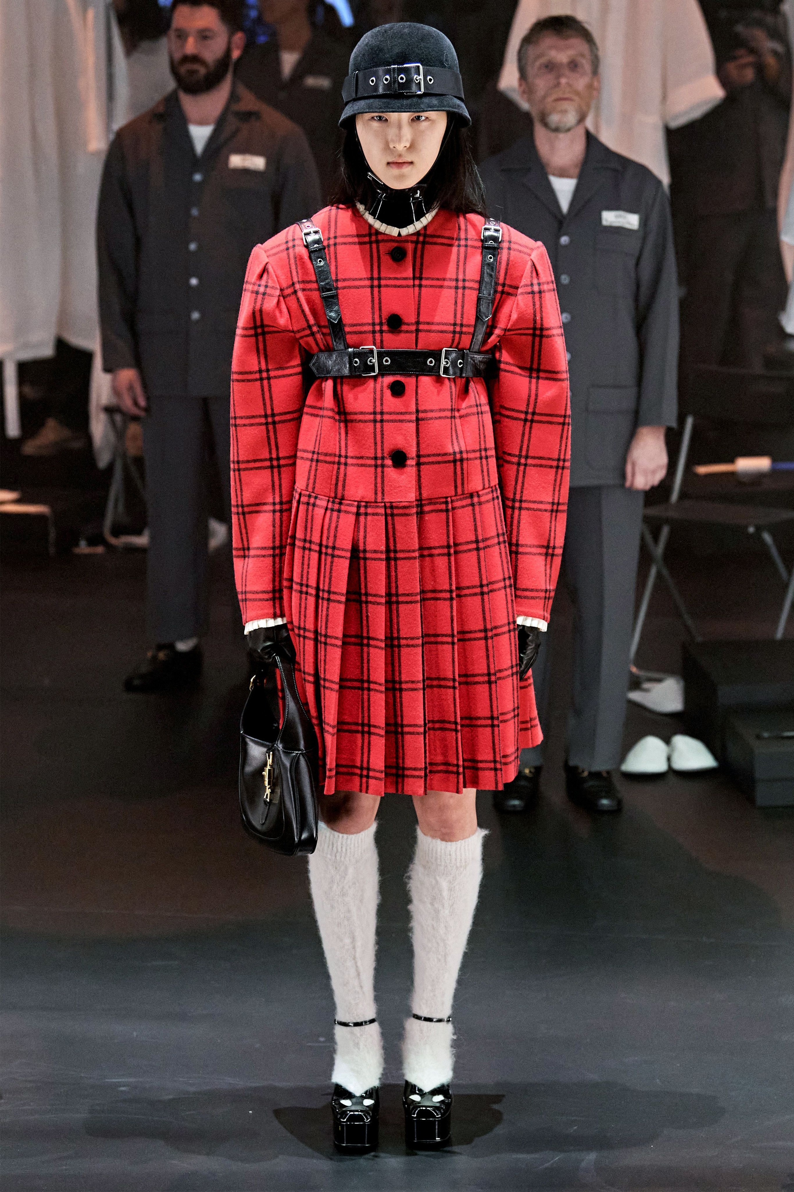 Người mẫu thay đồ lộ thiên trong show Gucci ảnh 20 Nguoi mau thay do lo thien trong show Gucci anh 20