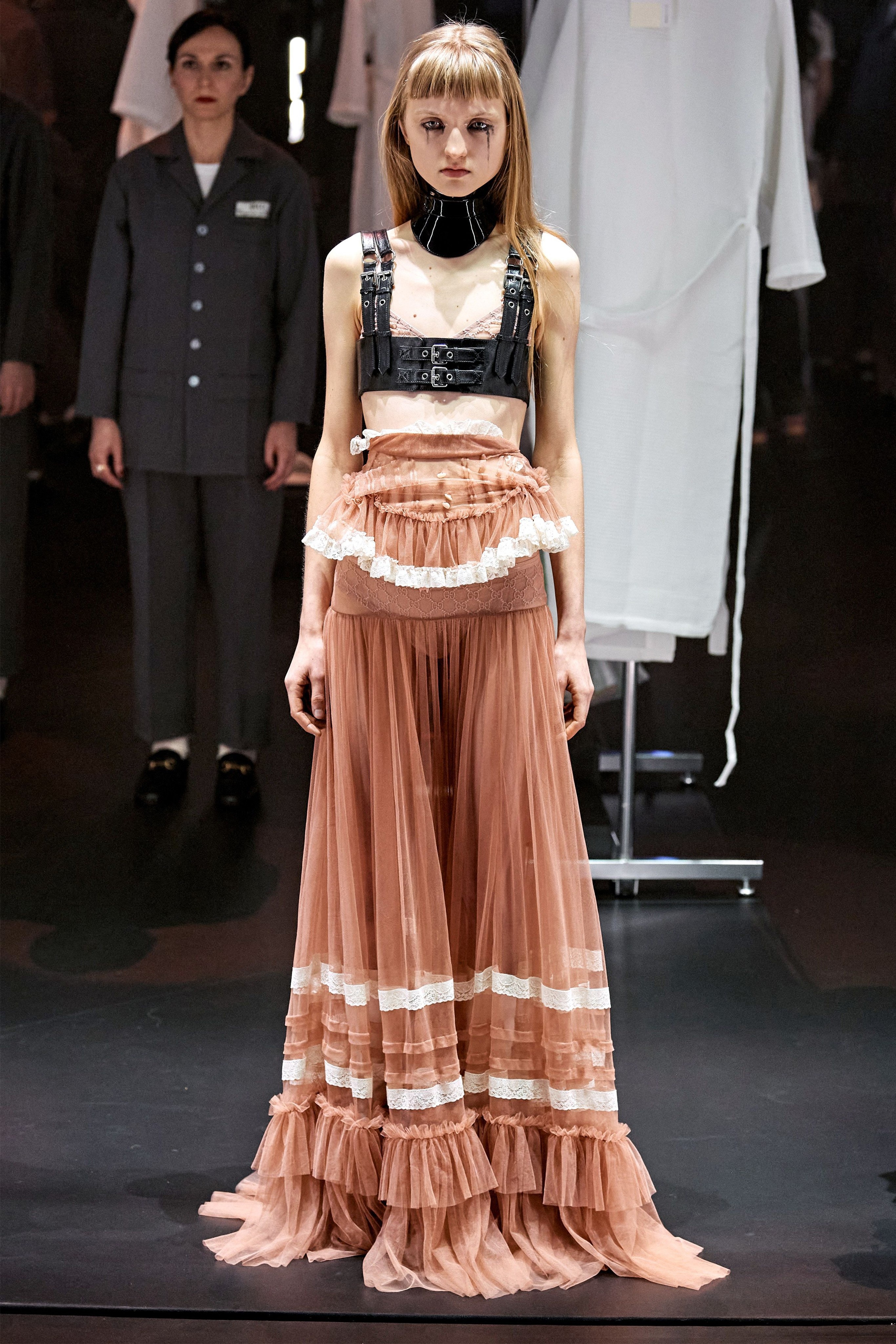 Người mẫu thay đồ lộ thiên trong show Gucci ảnh 21 Nguoi mau thay do lo thien trong show Gucci anh 21