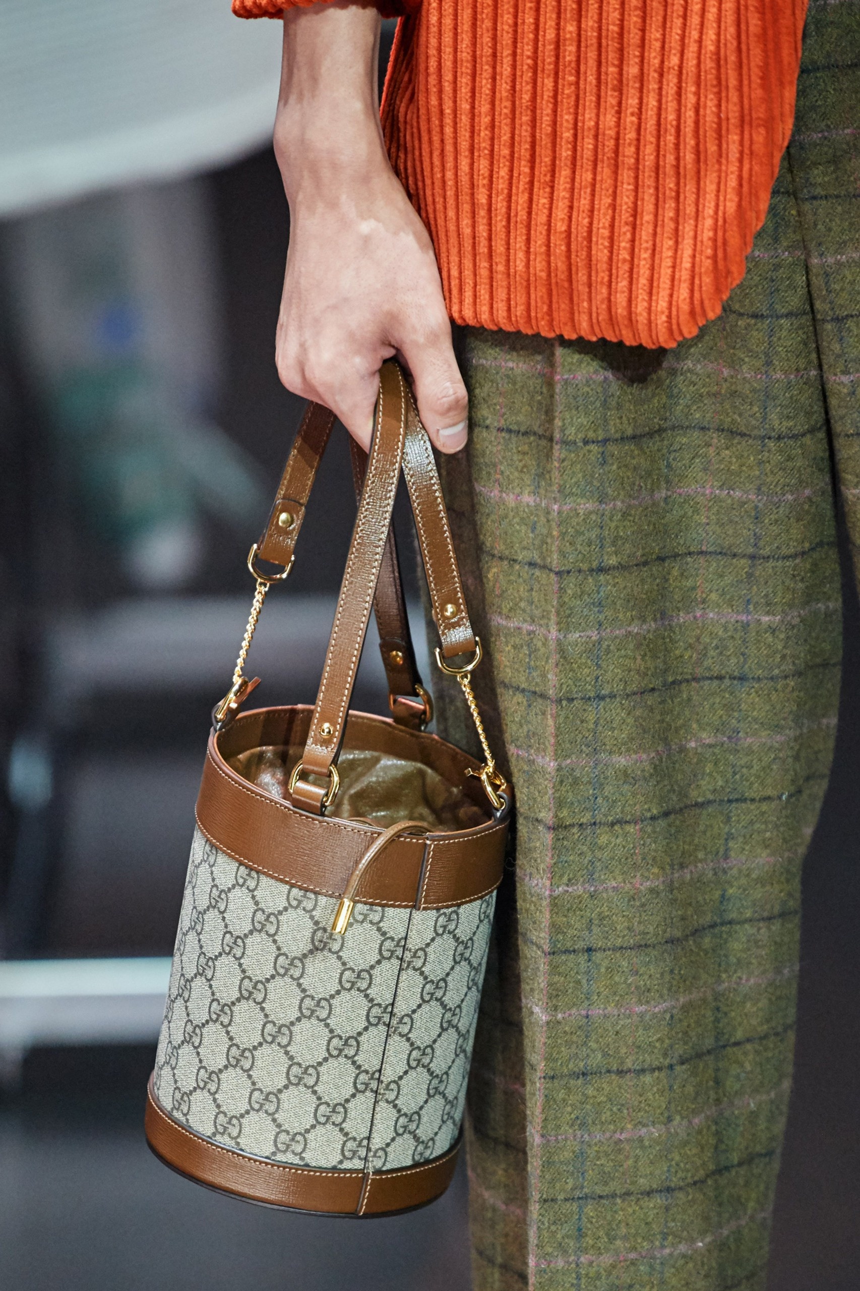 Người mẫu thay đồ lộ thiên trong show Gucci ảnh 22 Nguoi mau thay do lo thien trong show Gucci anh 22