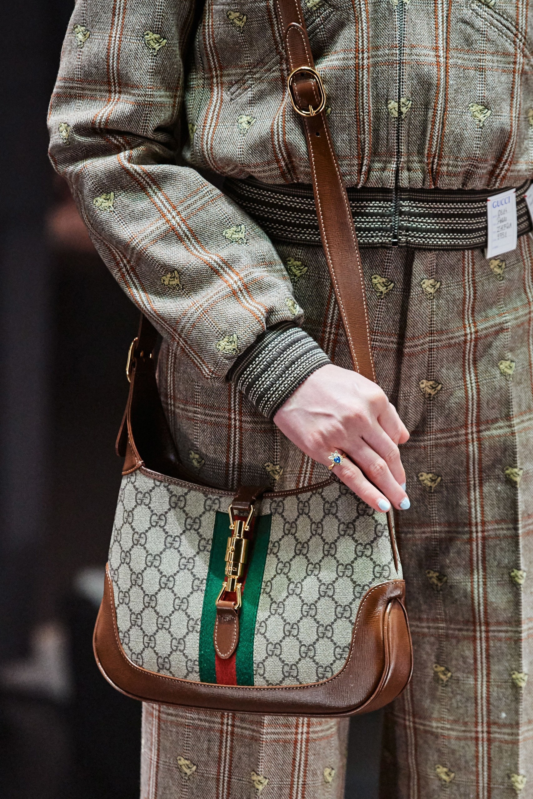 Người mẫu thay đồ lộ thiên trong show Gucci ảnh 24 Nguoi mau thay do lo thien trong show Gucci anh 24