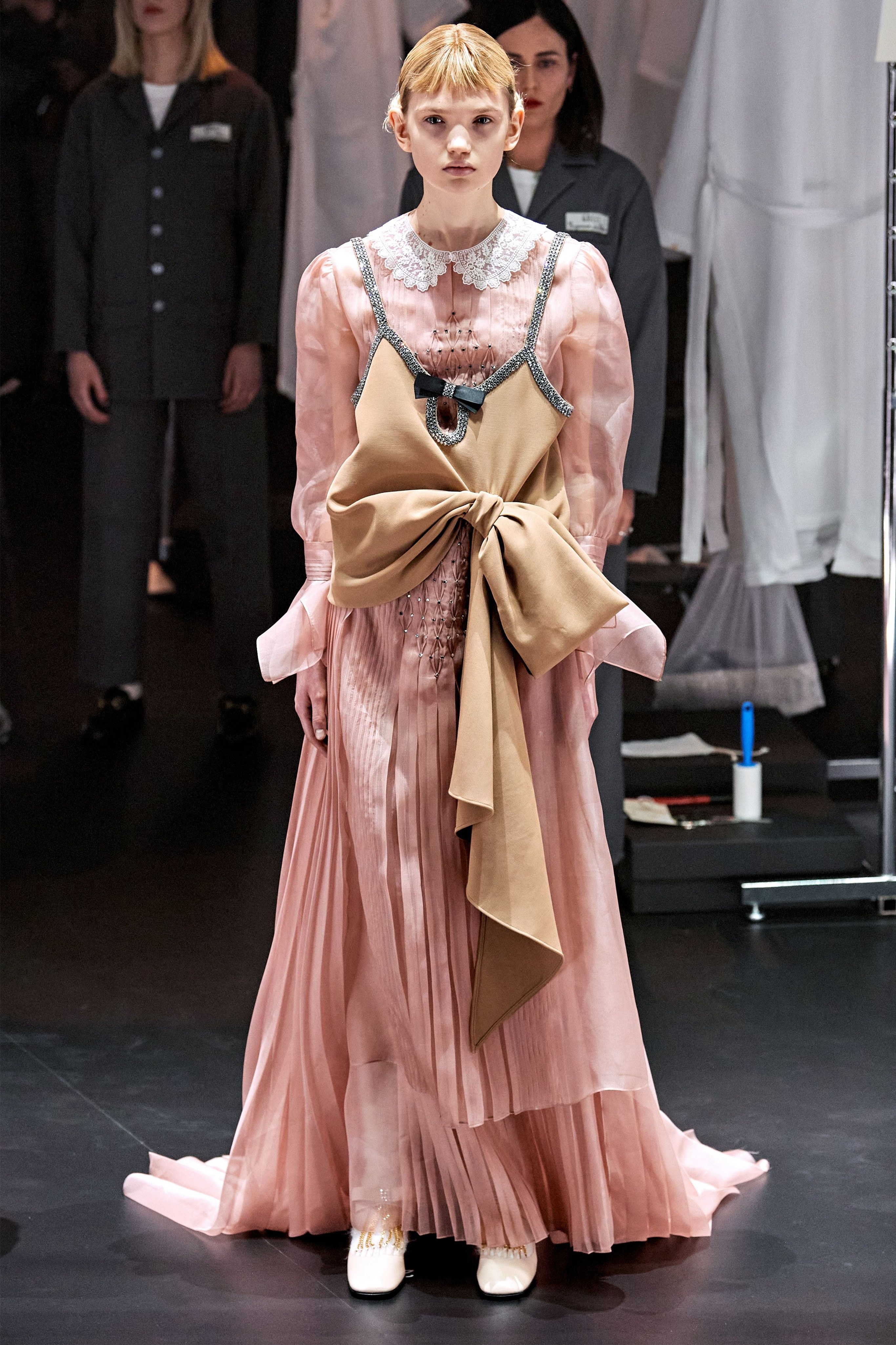 Người mẫu thay đồ lộ thiên trong show Gucci ảnh 9 Nguoi mau thay do lo thien trong show Gucci anh 9