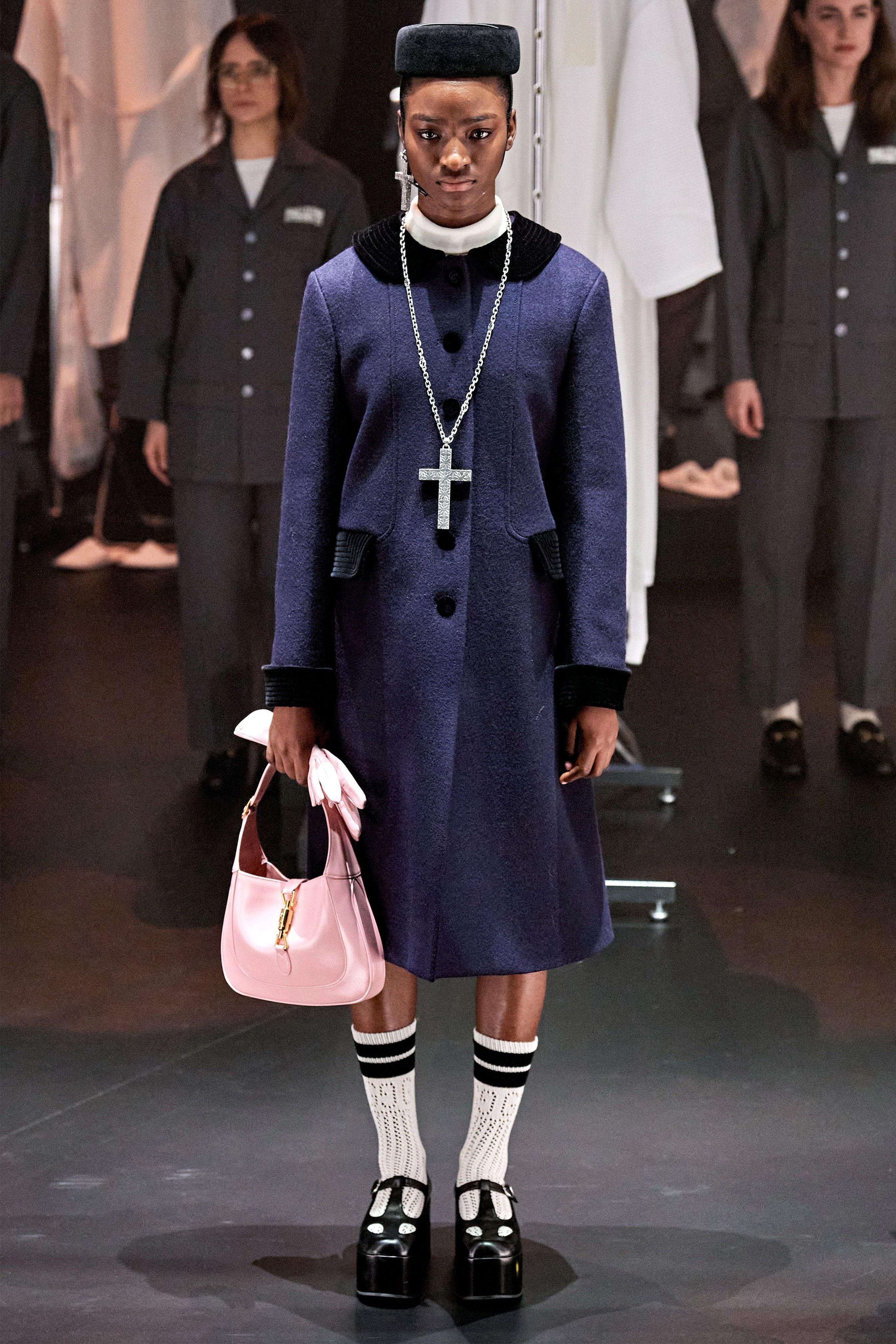 Người mẫu thay đồ lộ thiên trong show Gucci ảnh 11 Nguoi mau thay do lo thien trong show Gucci anh 11
