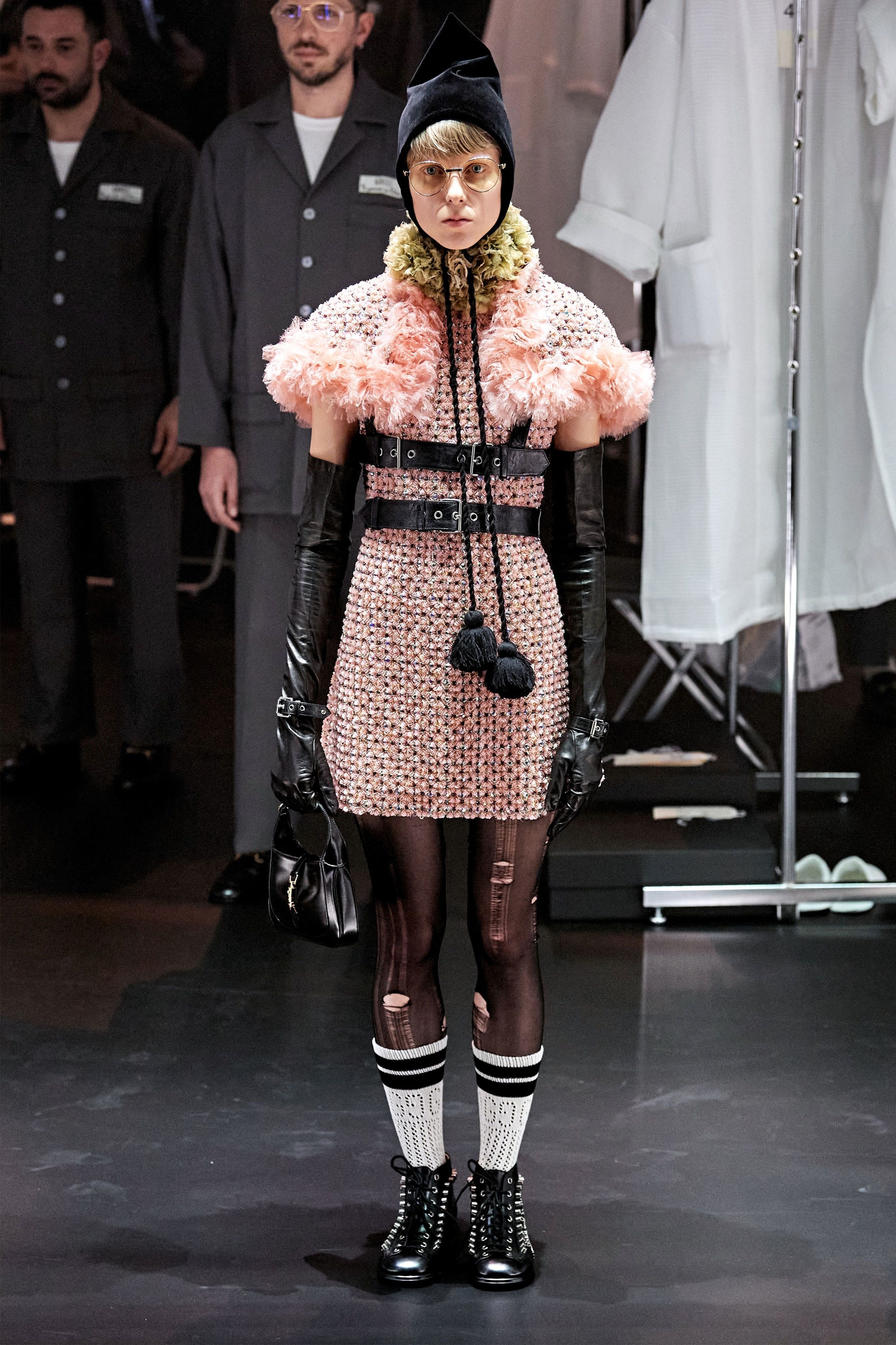 Người mẫu thay đồ lộ thiên trong show Gucci ảnh 12 Nguoi mau thay do lo thien trong show Gucci anh 12