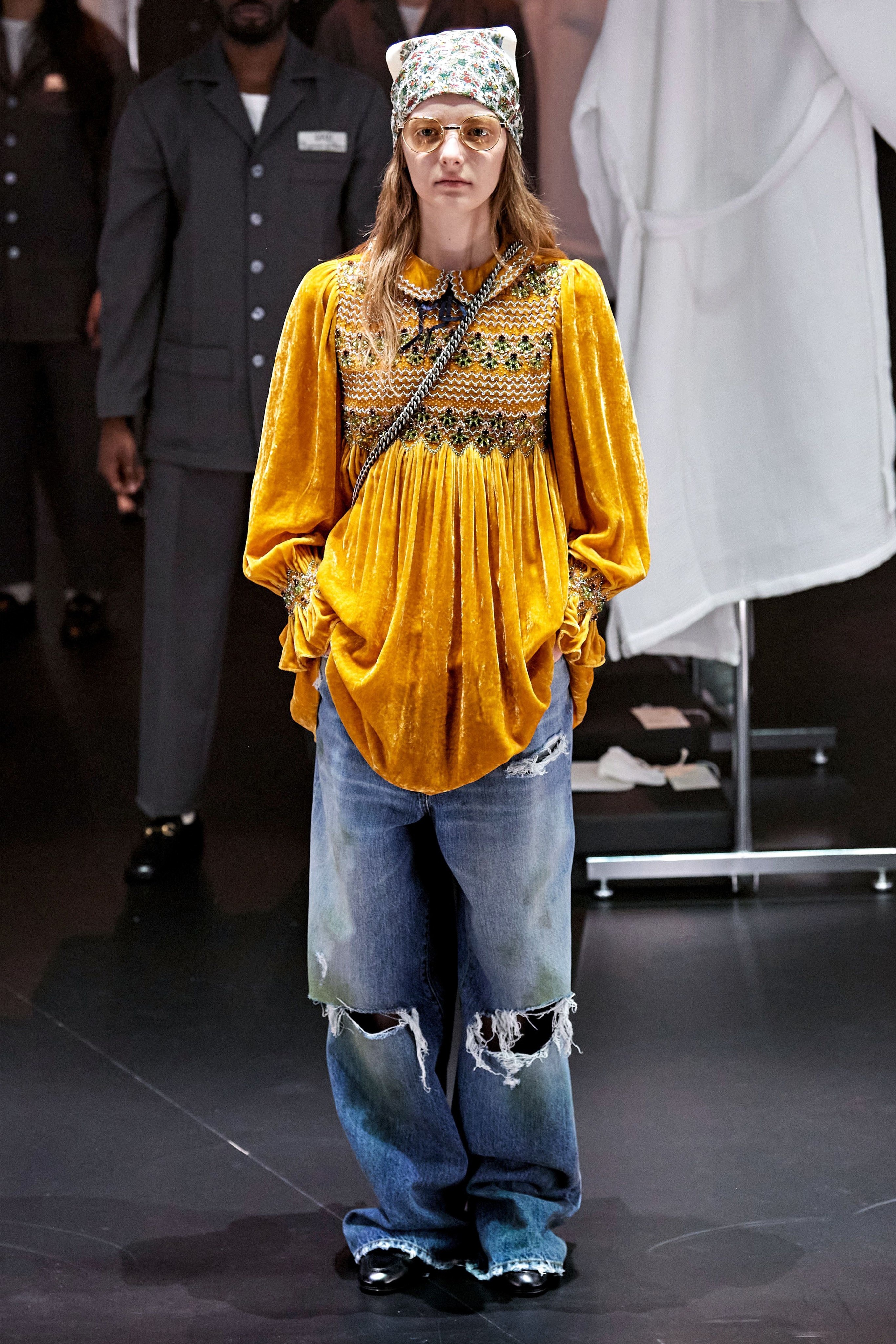 Người mẫu thay đồ lộ thiên trong show Gucci ảnh 13 Nguoi mau thay do lo thien trong show Gucci anh 13