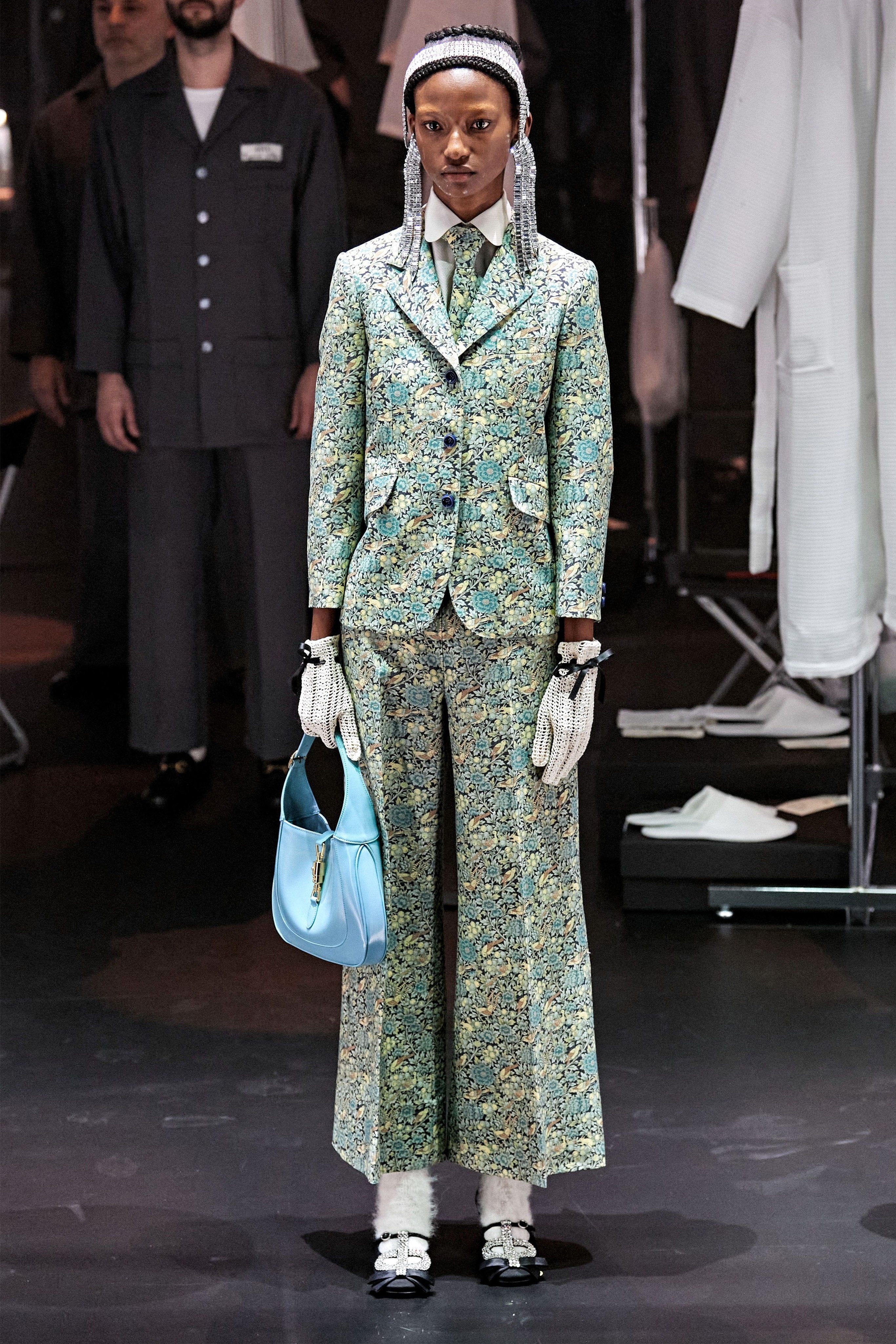Người mẫu thay đồ lộ thiên trong show Gucci ảnh 14 Nguoi mau thay do lo thien trong show Gucci anh 14