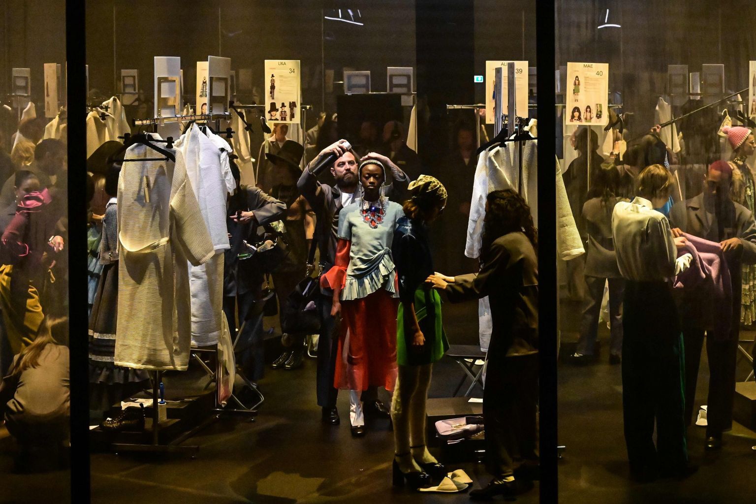 Người mẫu thay đồ lộ thiên trong show Gucci ảnh 2 Nguoi mau thay do lo thien trong show Gucci anh 2