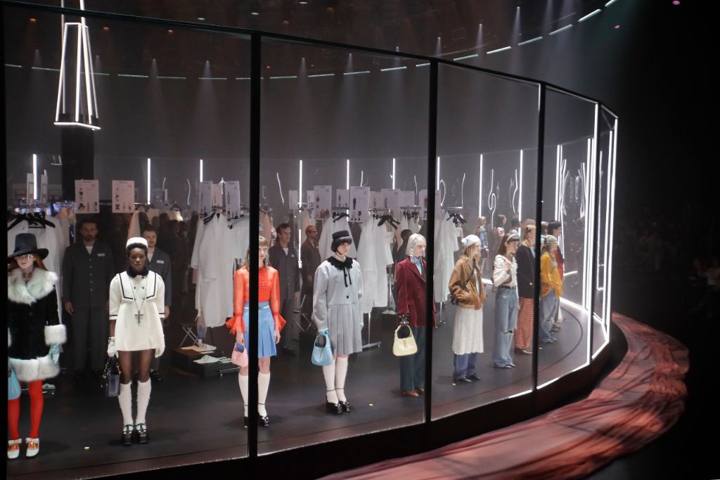 Người mẫu thay đồ lộ thiên trong show Gucci ảnh 3 Nguoi mau thay do lo thien trong show Gucci anh 3