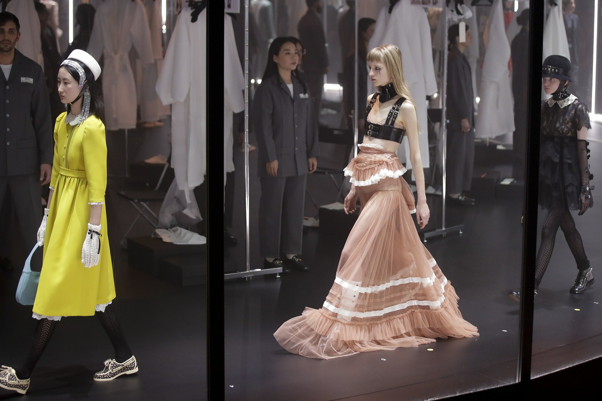 Người mẫu thay đồ lộ thiên trong show Gucci ảnh 4 Nguoi mau thay do lo thien trong show Gucci anh 4