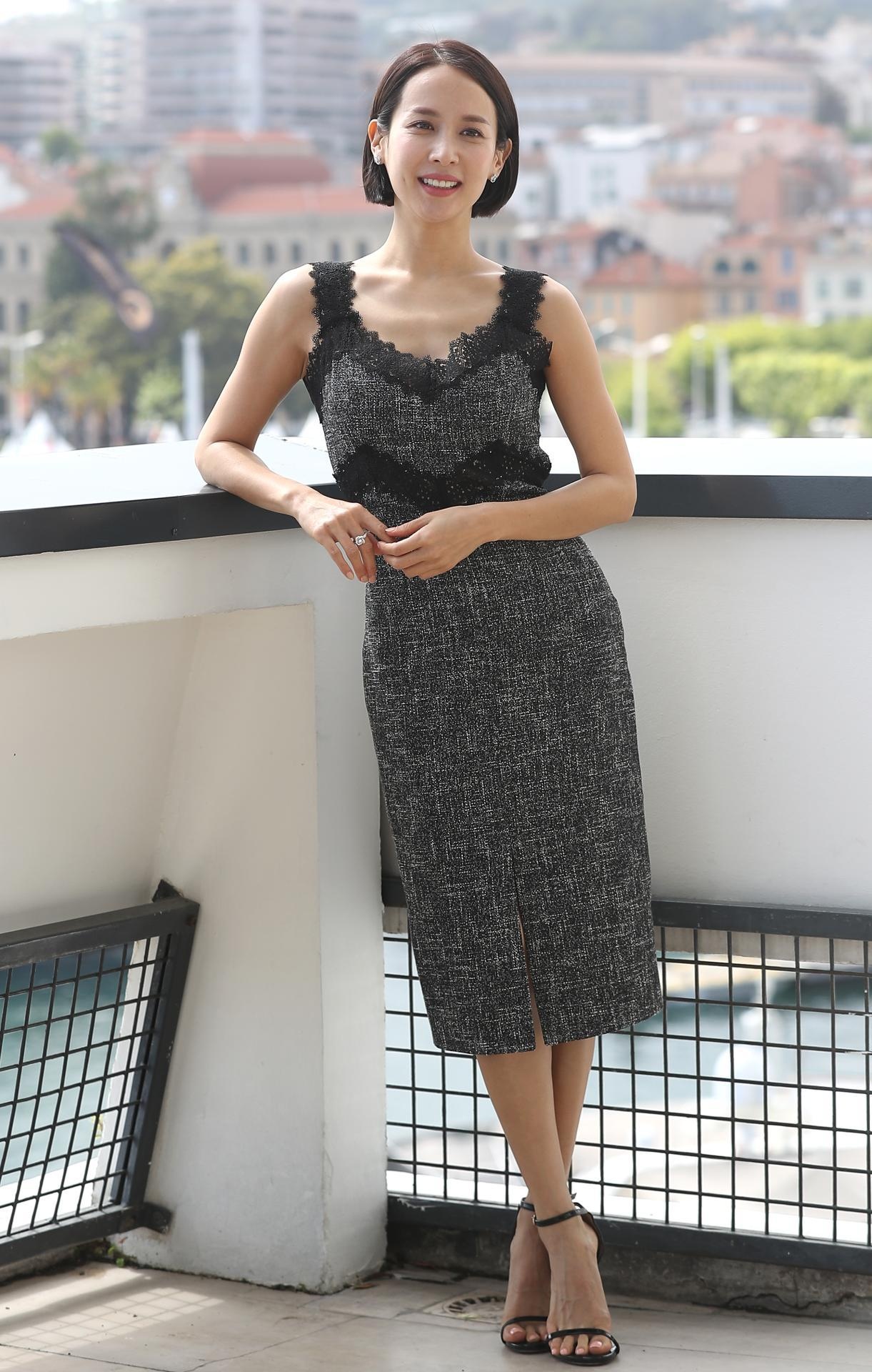 Jo Yeo Jeong an mac goi cam tren tham do anh 8