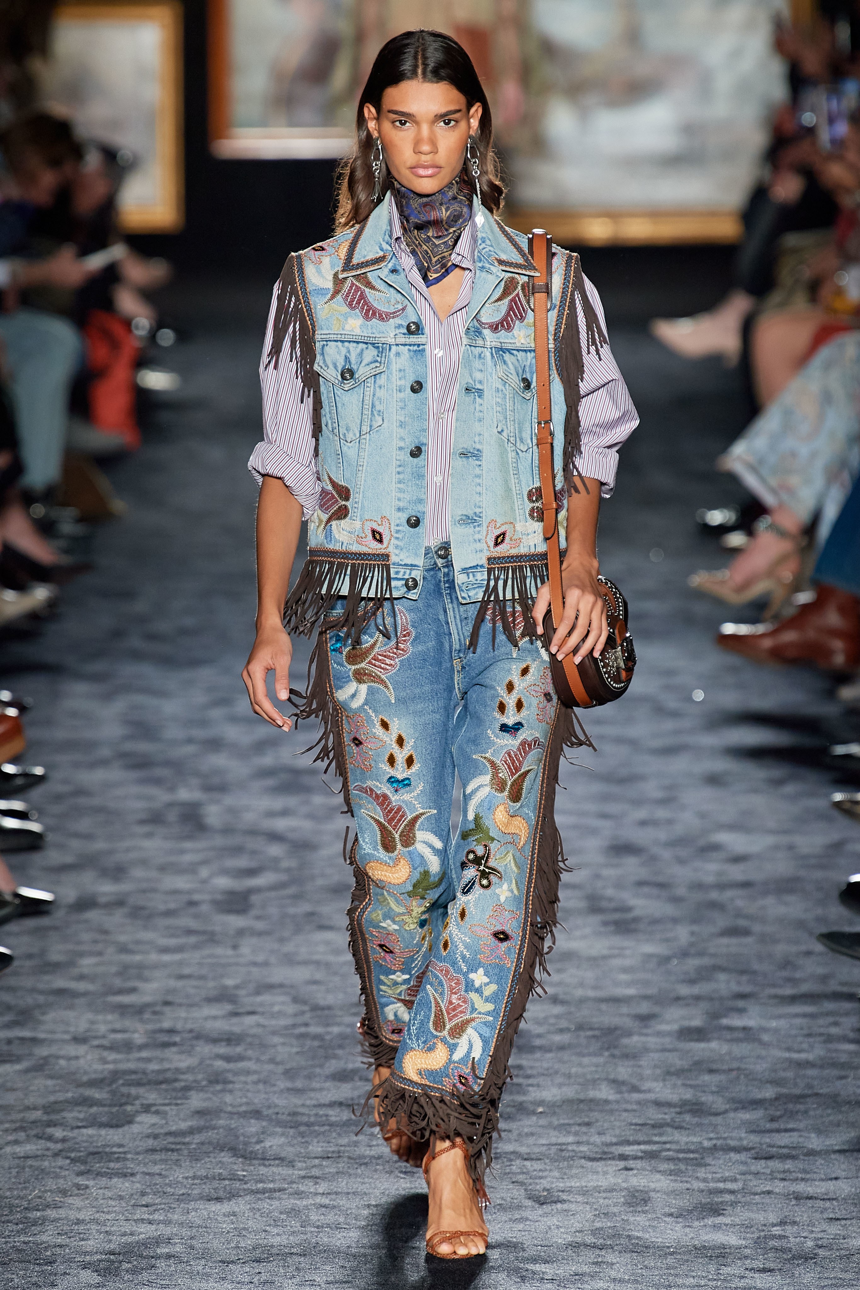 Versace mang tinh than nu quyen len san khau anh 21