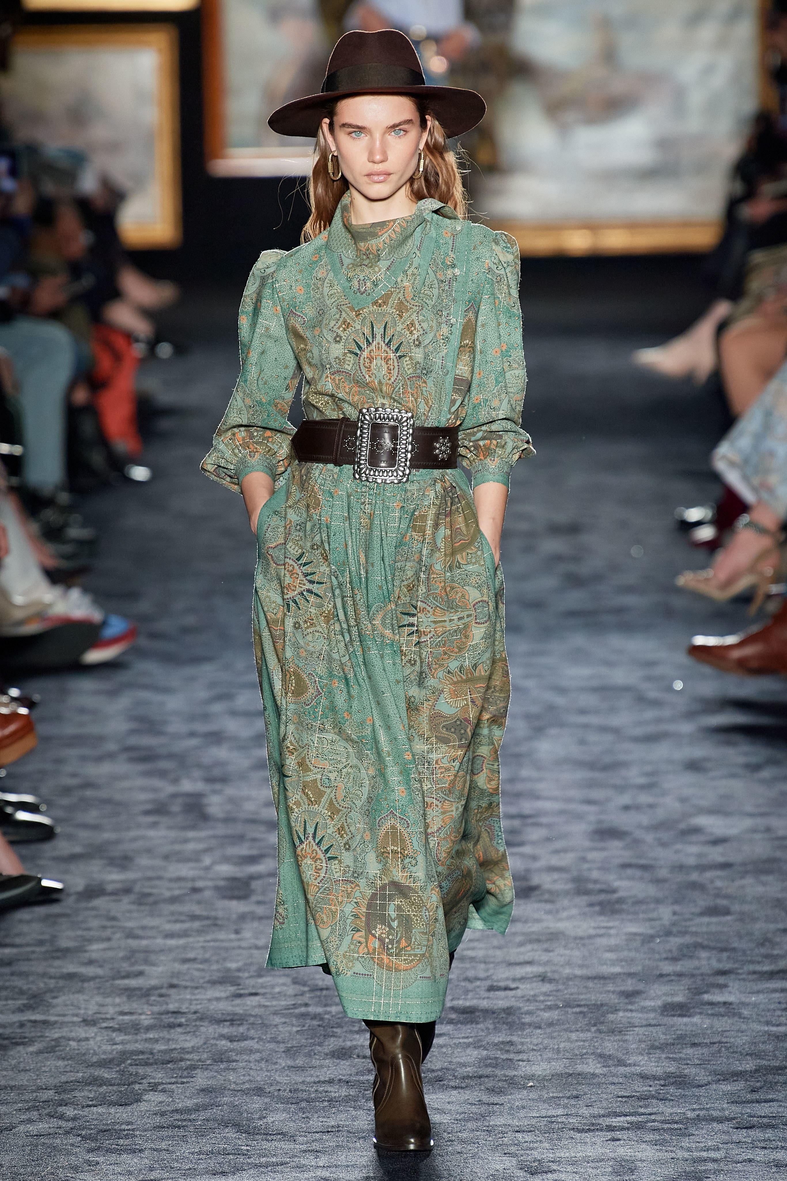 Versace mang tinh than nu quyen len san khau anh 22