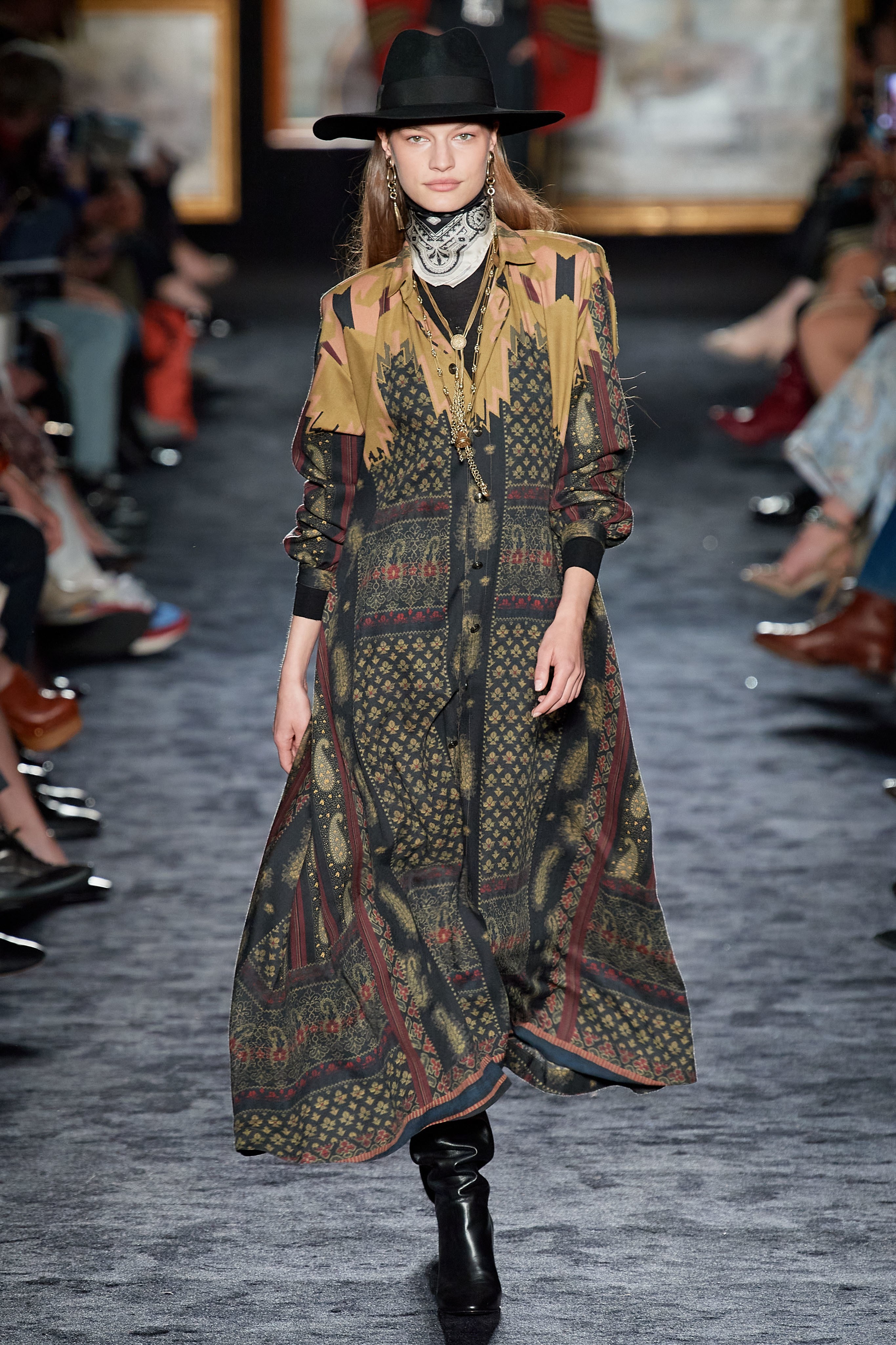 Versace mang tinh than nu quyen len san khau anh 23