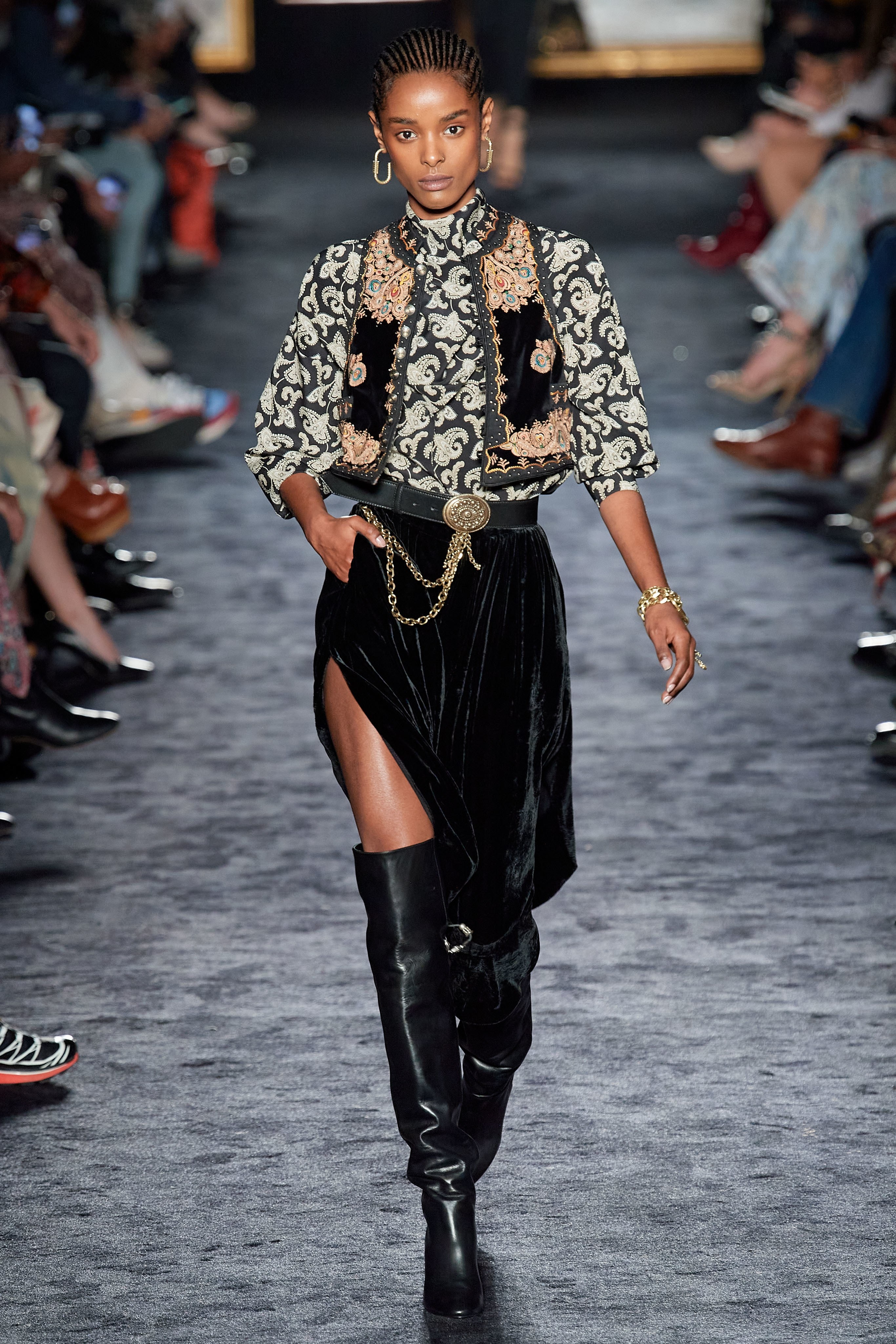 Versace mang tinh than nu quyen len san khau anh 25