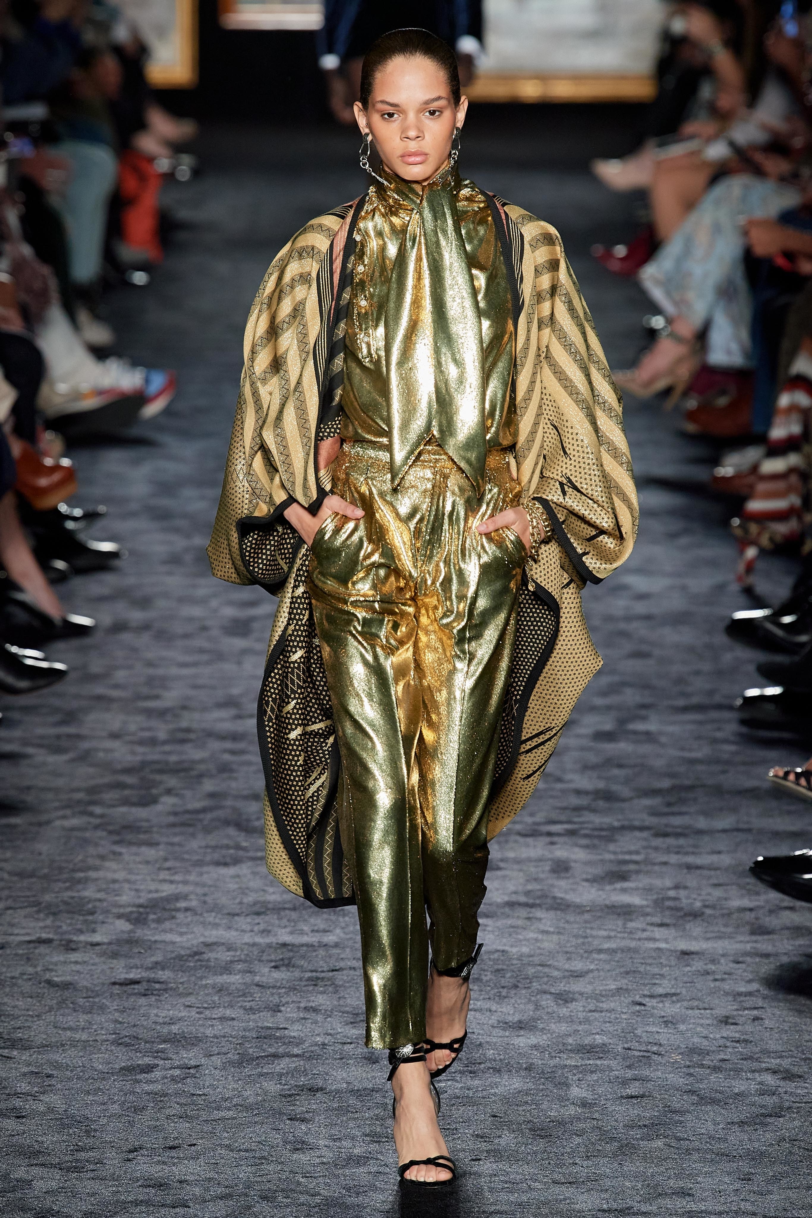 Versace mang tinh than nu quyen len san khau anh 26