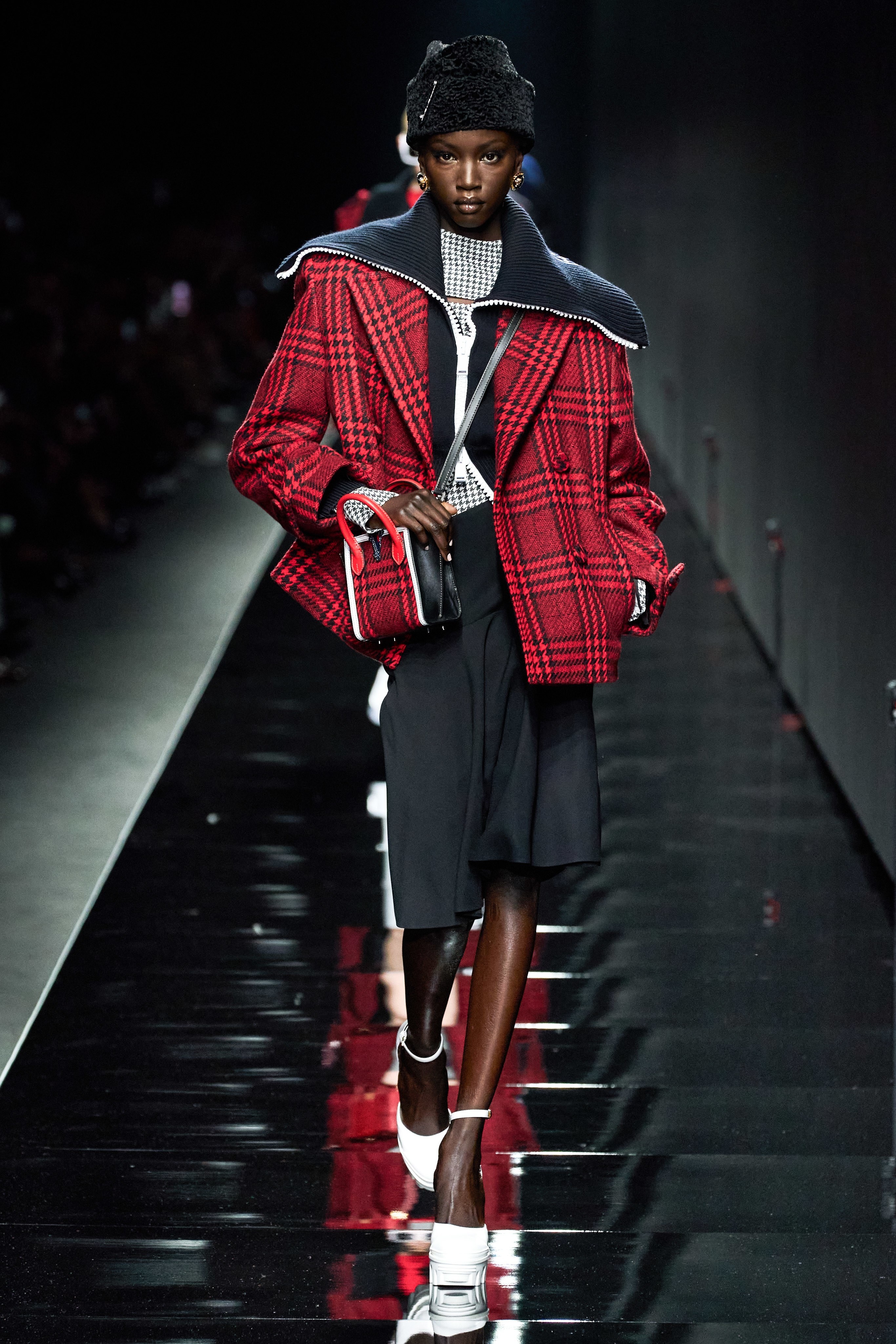 Versace mang tinh than nu quyen len san khau anh 10