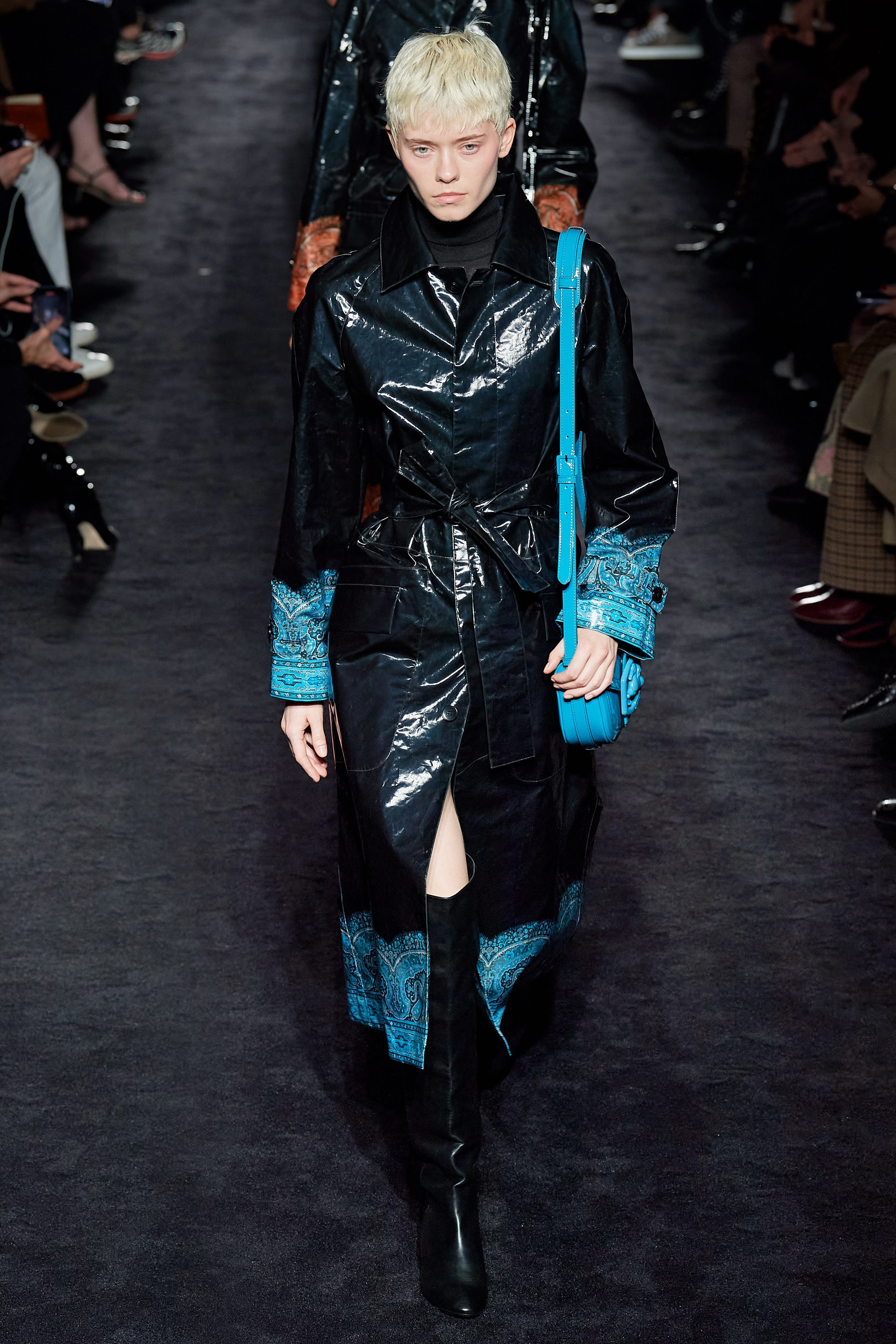 Versace mang tinh than nu quyen len san khau anh 27