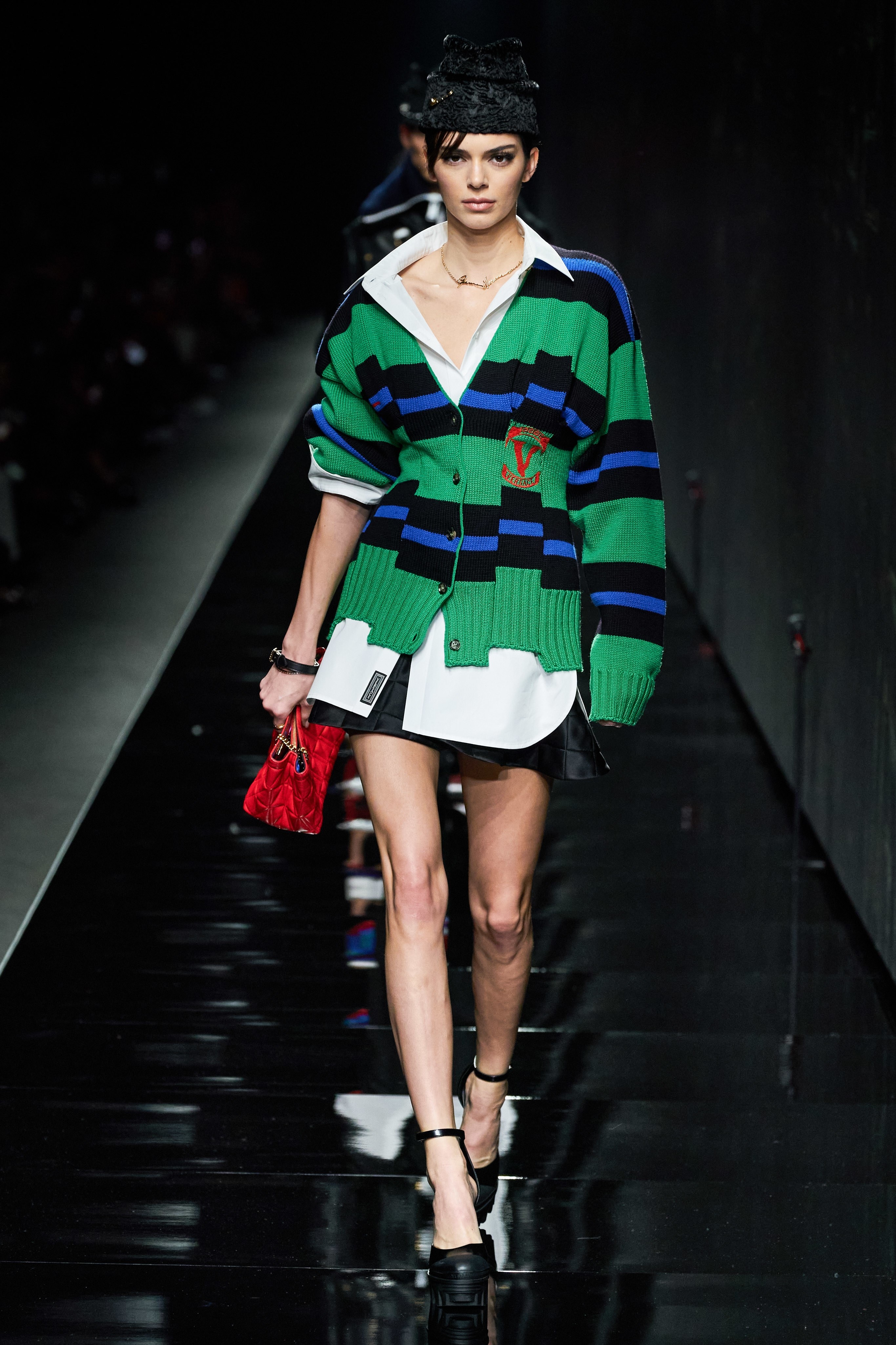 Versace mang tinh than nu quyen len san khau anh 11