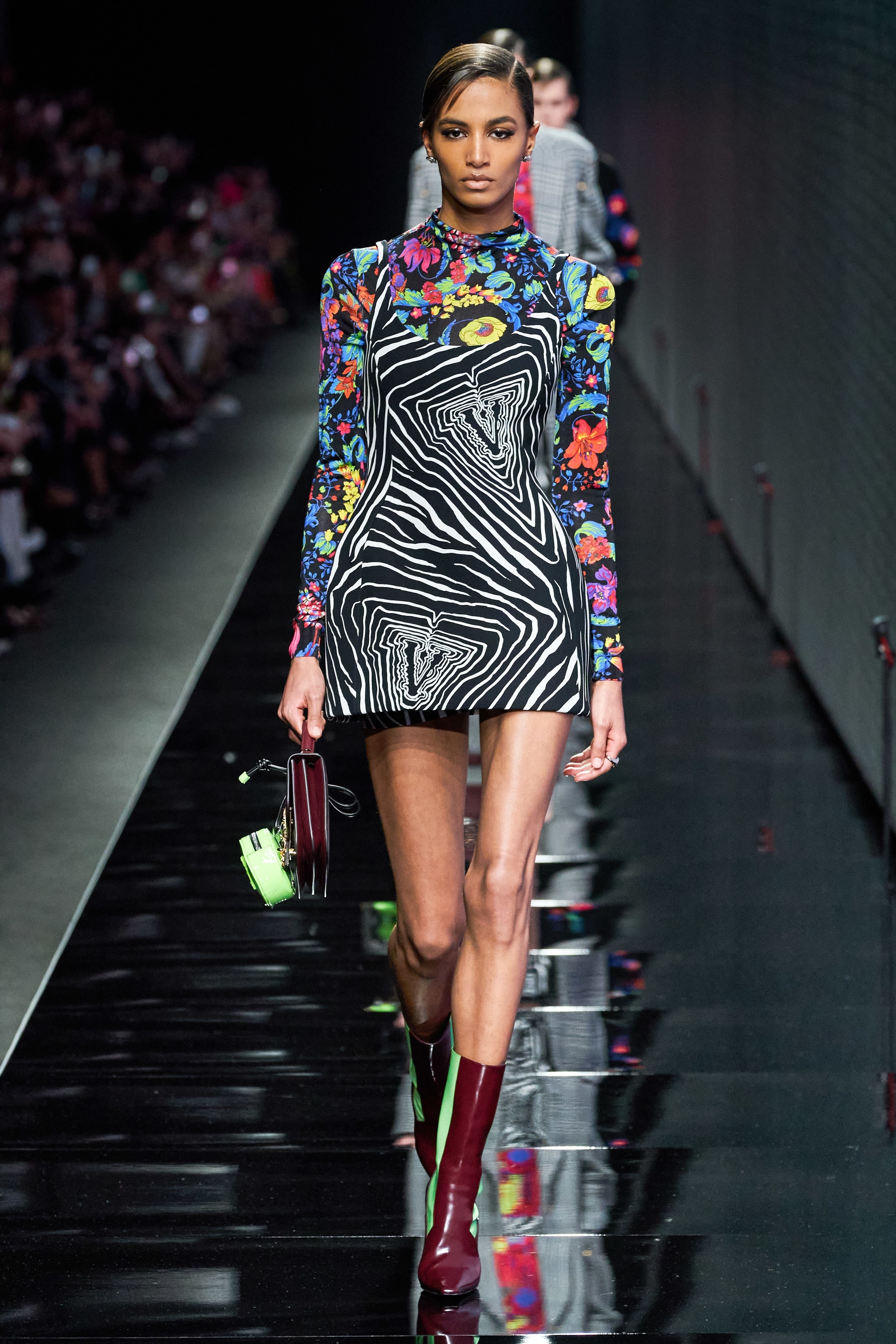 Versace mang tinh than nu quyen len san khau anh 13