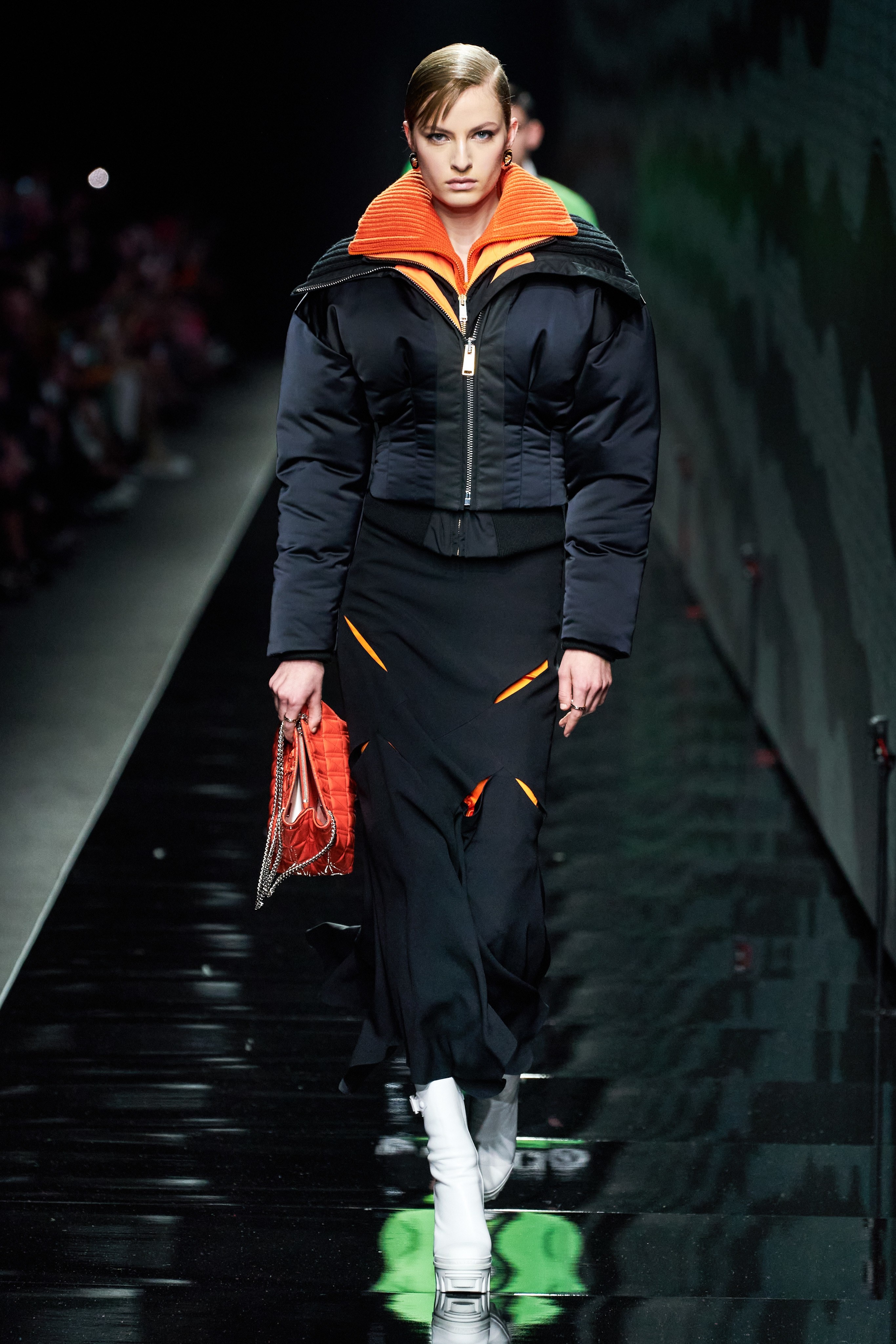 Versace mang tinh than nu quyen len san khau anh 15