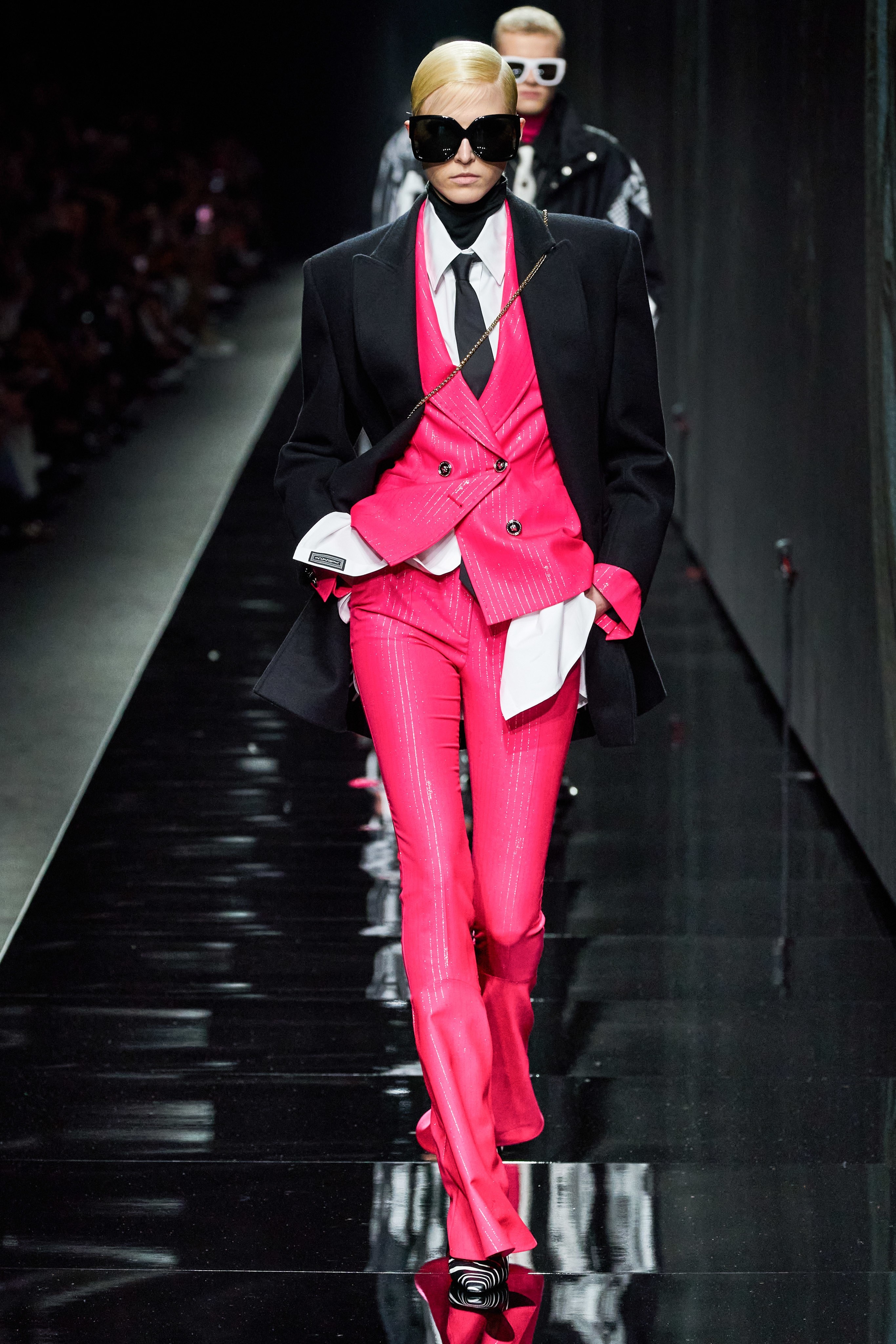 Versace mang tinh than nu quyen len san khau anh 16