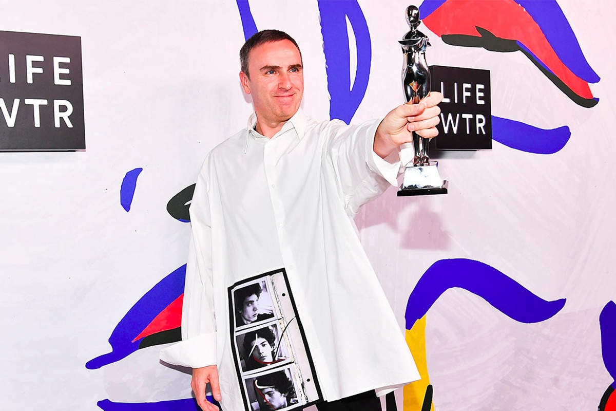 Raf Simons nhan giai 'Nha thiet ke cua nam' hinh anh