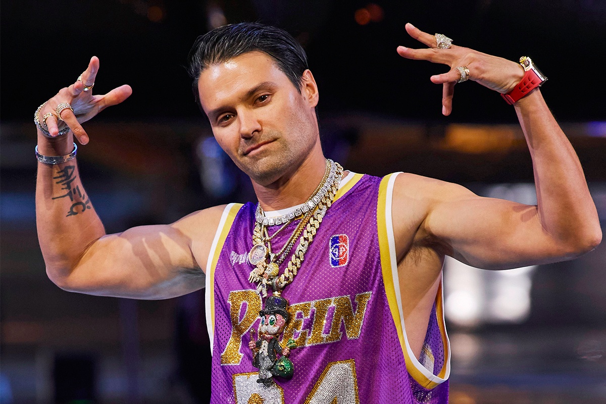 Philipp Plein bi nem da vi loi dung cai chet cua Kobe Bryant de ban do hinh anh