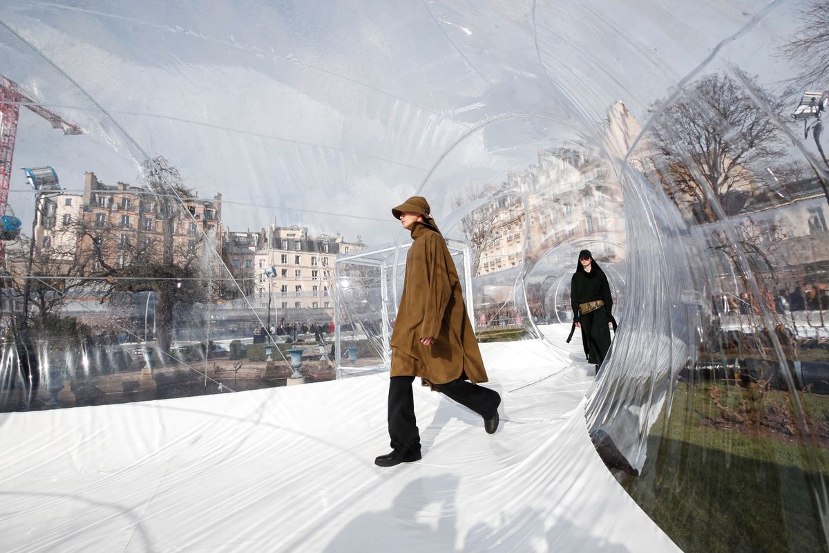 Kenzo dien show trong duong ong nhua anh 1