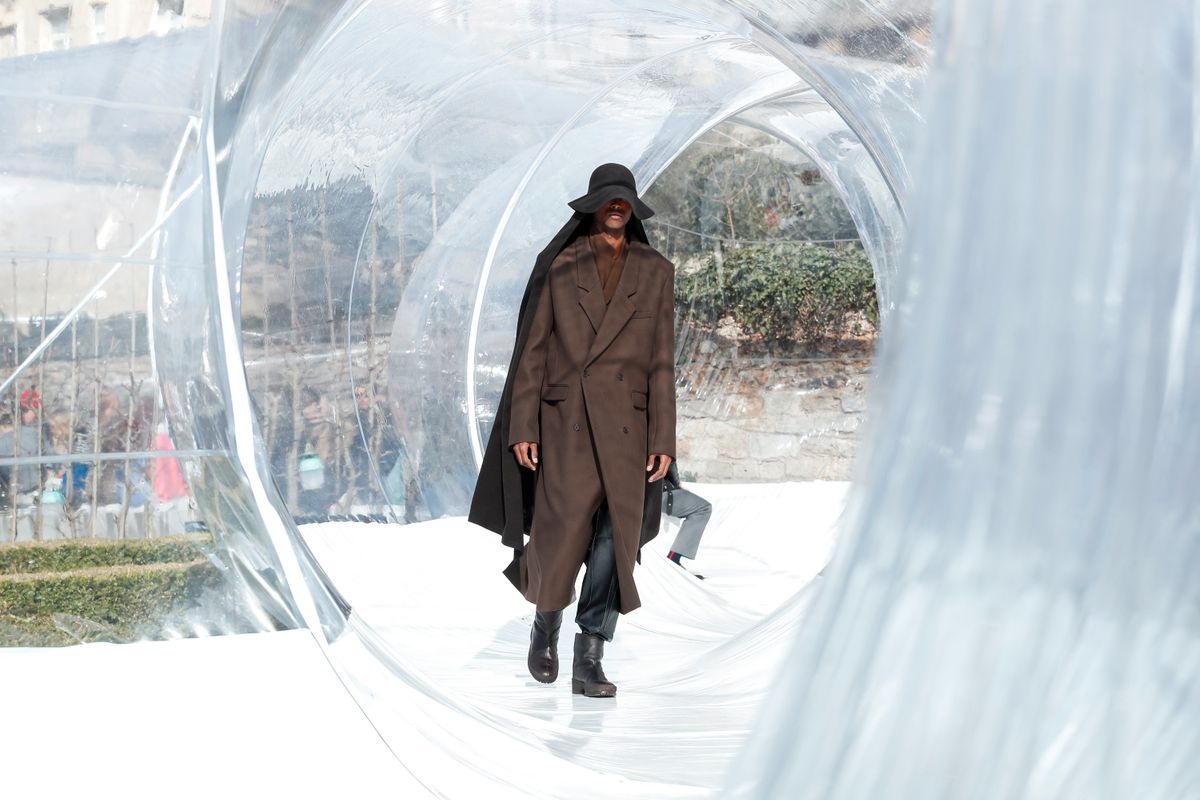 Kenzo dien show trong duong ong nhua anh 4