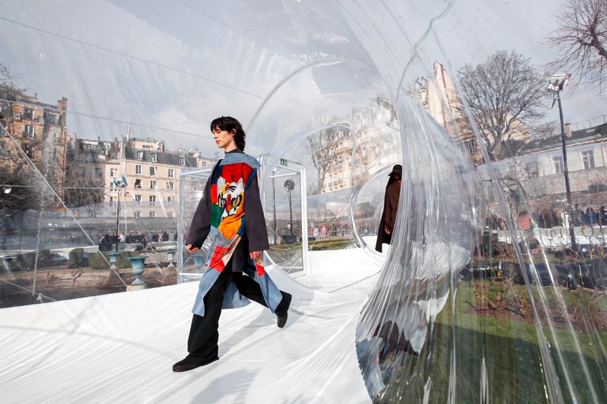 Kenzo dung san dien giua long Paris, nguoi mau sai buoc tren ong nhua hinh anh