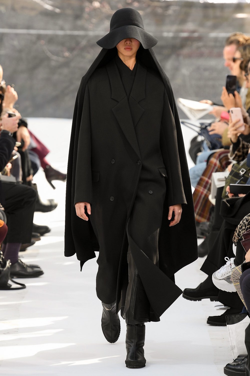 Kenzo dien show trong duong ong nhua anh 6