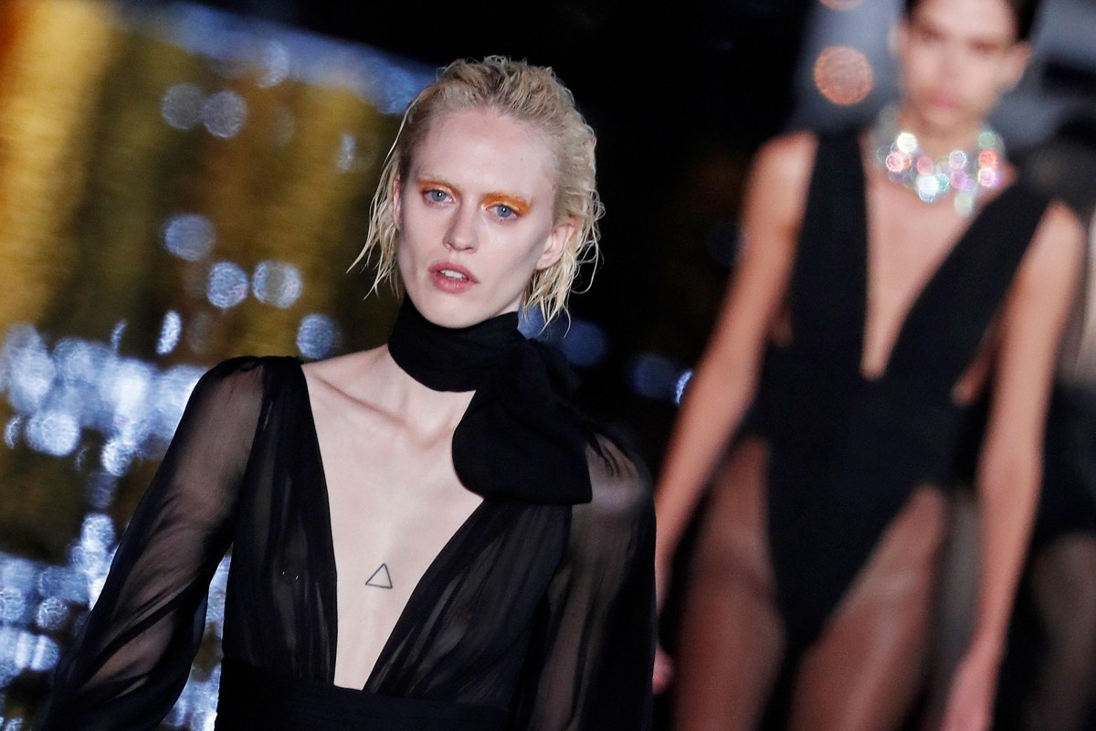 Nguoi mau gay ua chuong tren san dien anh 1